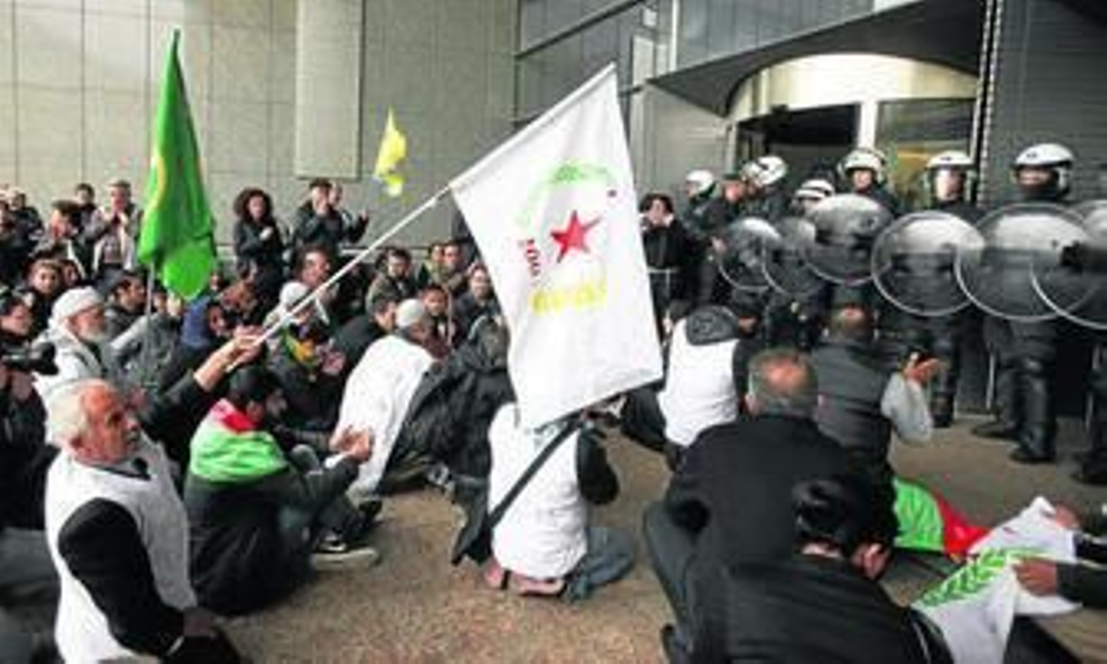 Manifestantes kurdos se concentraron ayer ante la entrada principal del Parlamento Europeo en Bruselas.