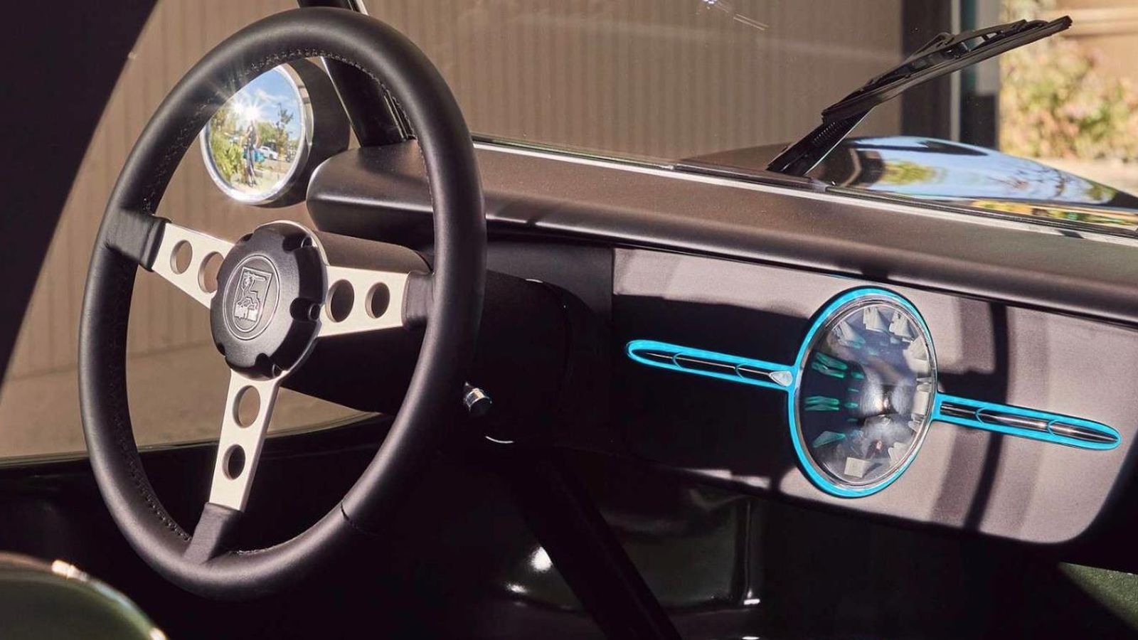 Estrictamente biplaza, la simplicidad no sólo reina en su carrocería, sino también en su habitáculo, salpicadero incluido.