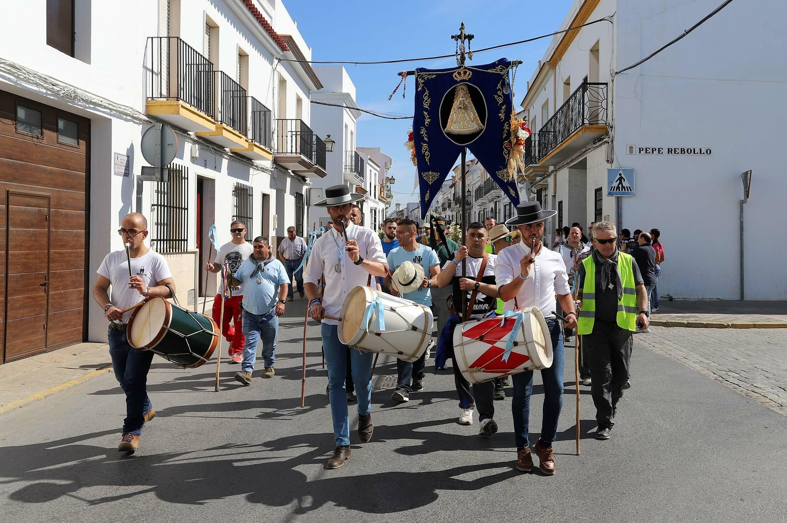 Imágenes de los presos de la cárcel de Huelva en su camino hacia El Rocío