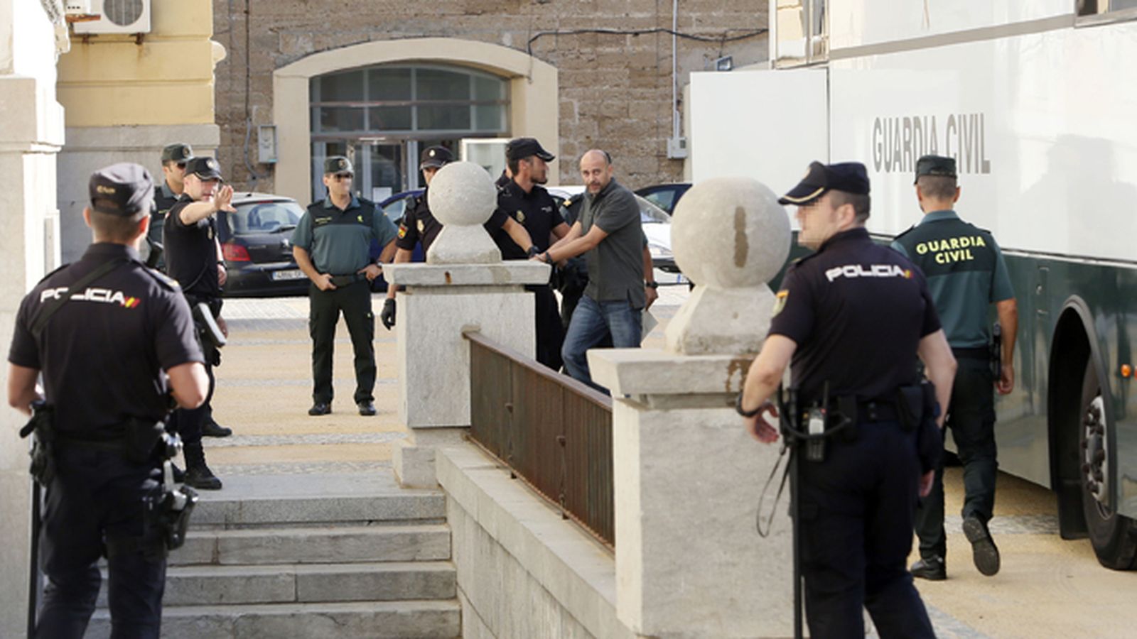 Ismael López 'El  Ojos ', líder de la organización criminal, a su entrada al Palacio de Justicia.
