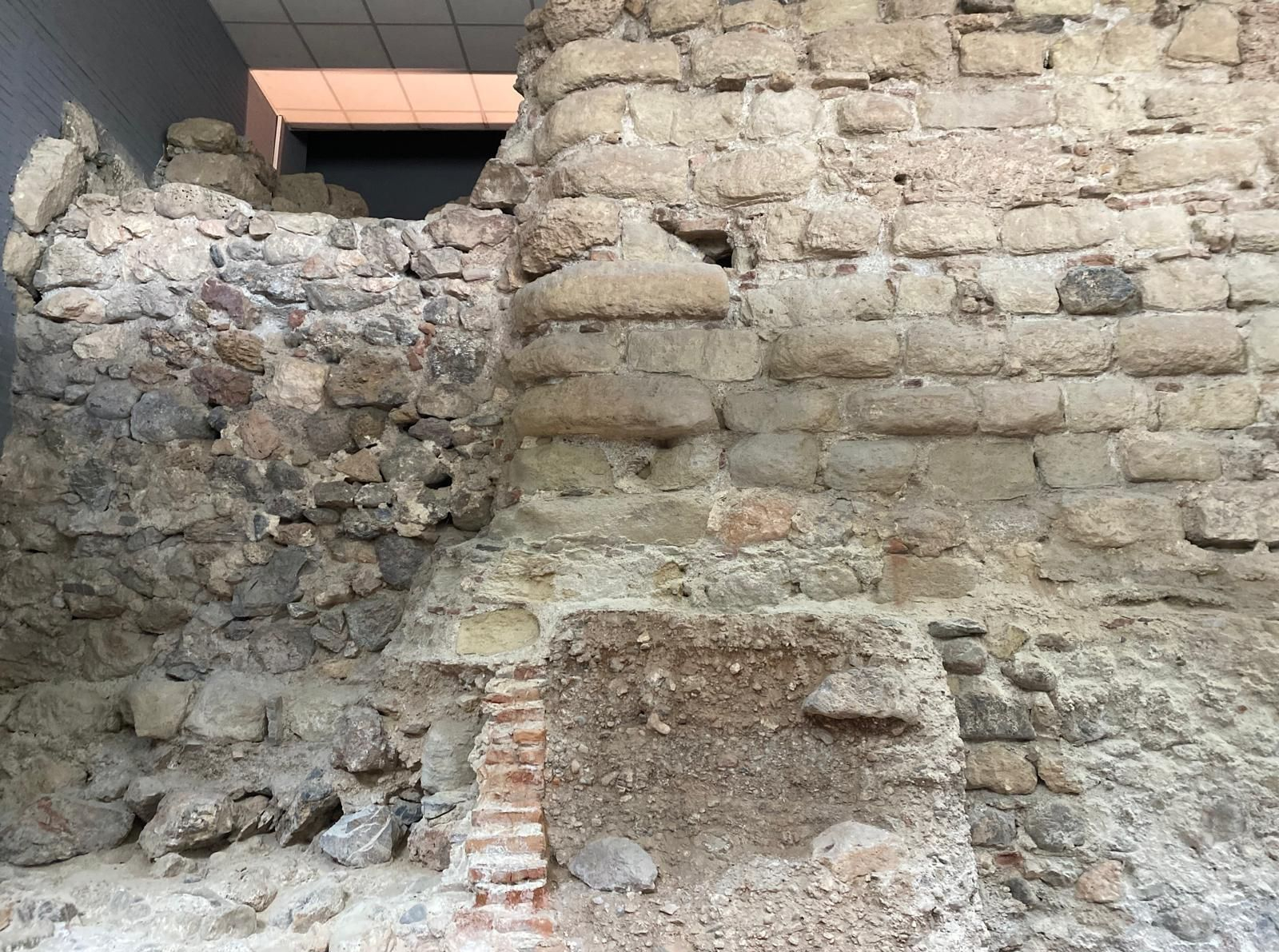 Sedimentos de diferentes épocas dentro de la muralla.