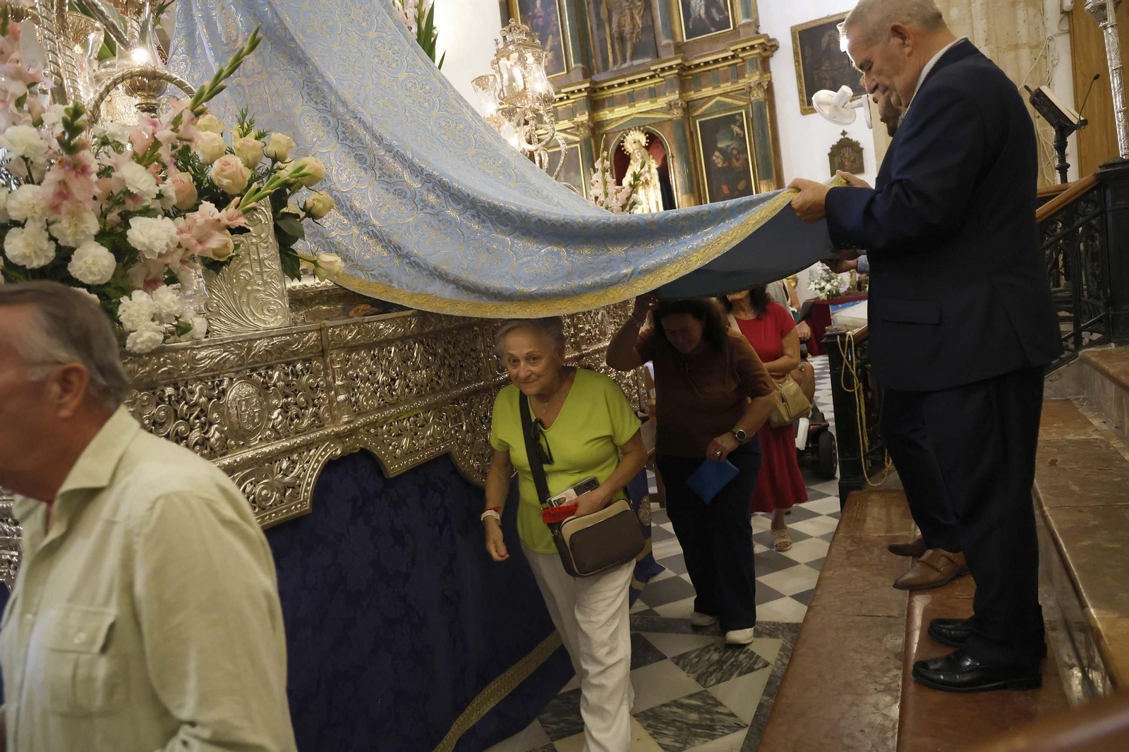 Las fotos del paso bajo el manto de la Virgen de la Luz de Tarifa