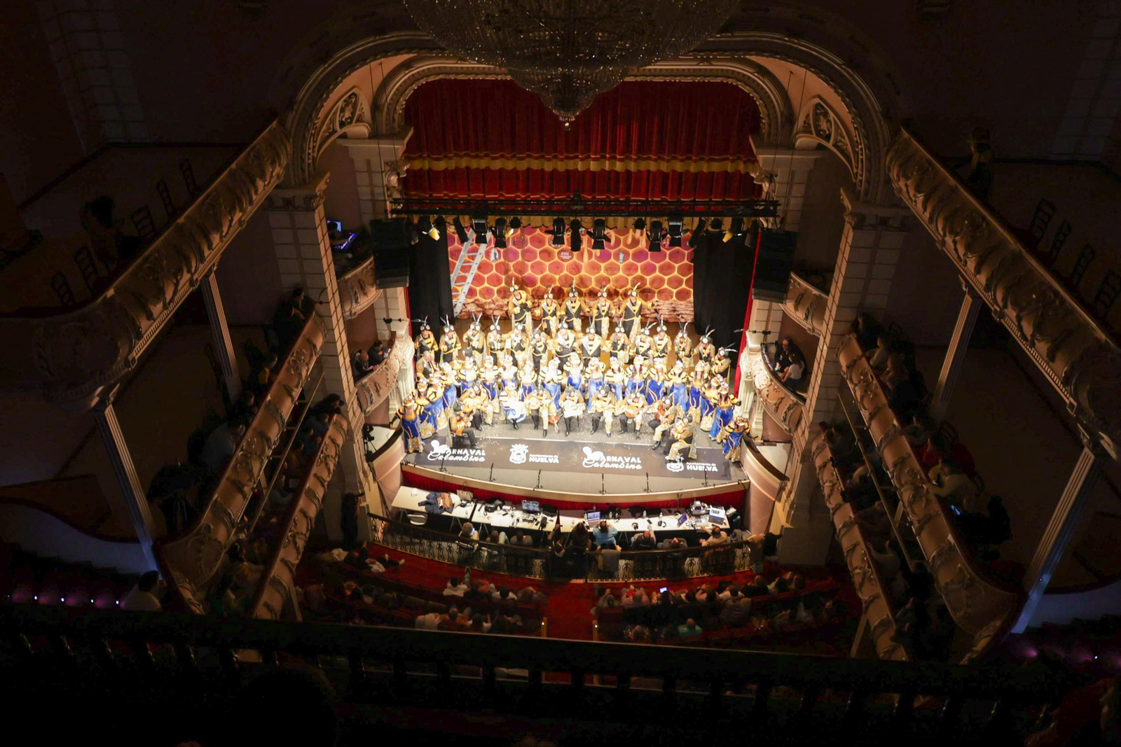 Imágenes de la actuación del coro de Huelva "La Rendición de los Bribones" en el Carnaval Colombino