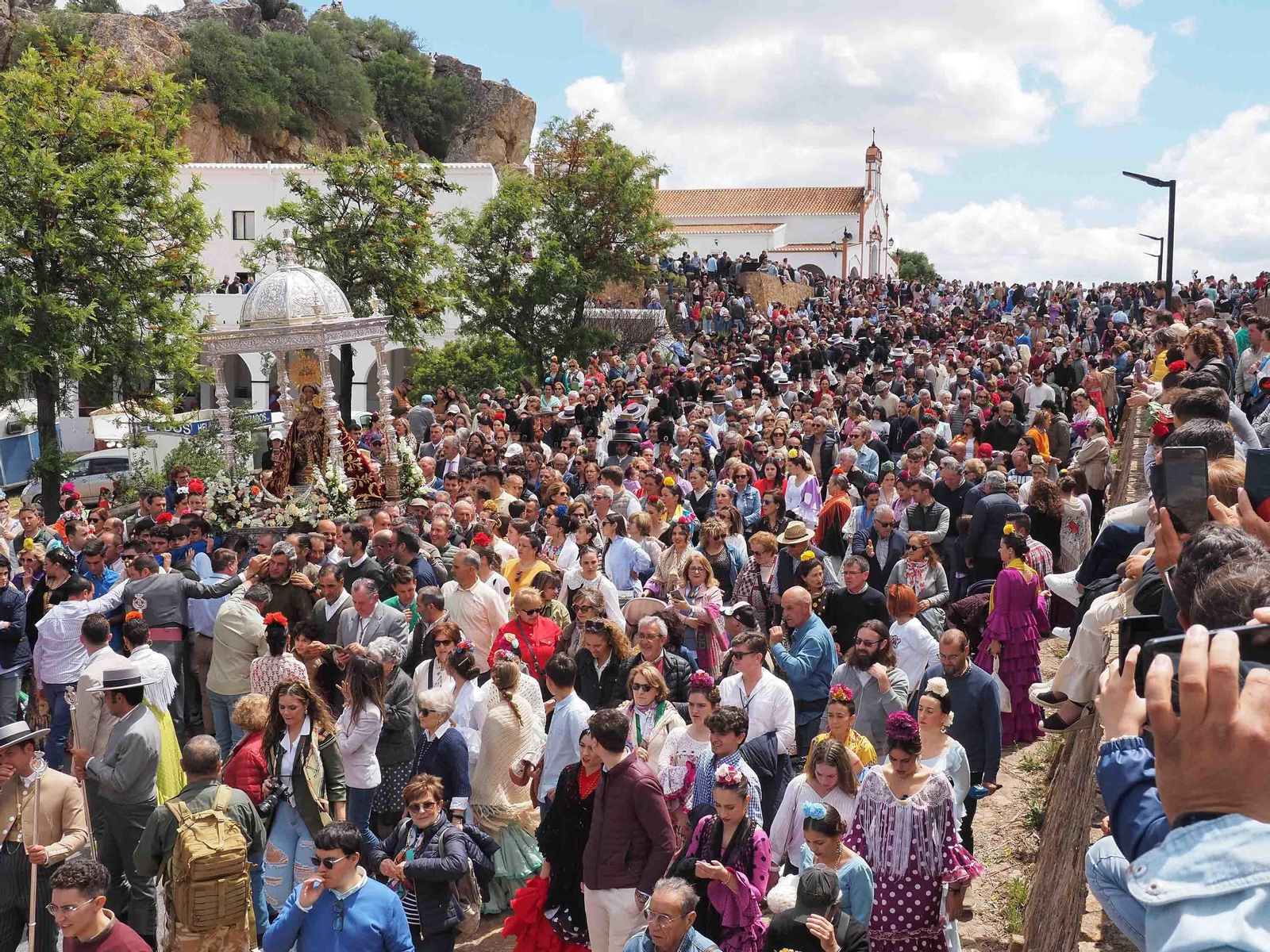 No te pierdas las espectaculares fotografías de la Romería de la Peña, en Puebla de Guzmán