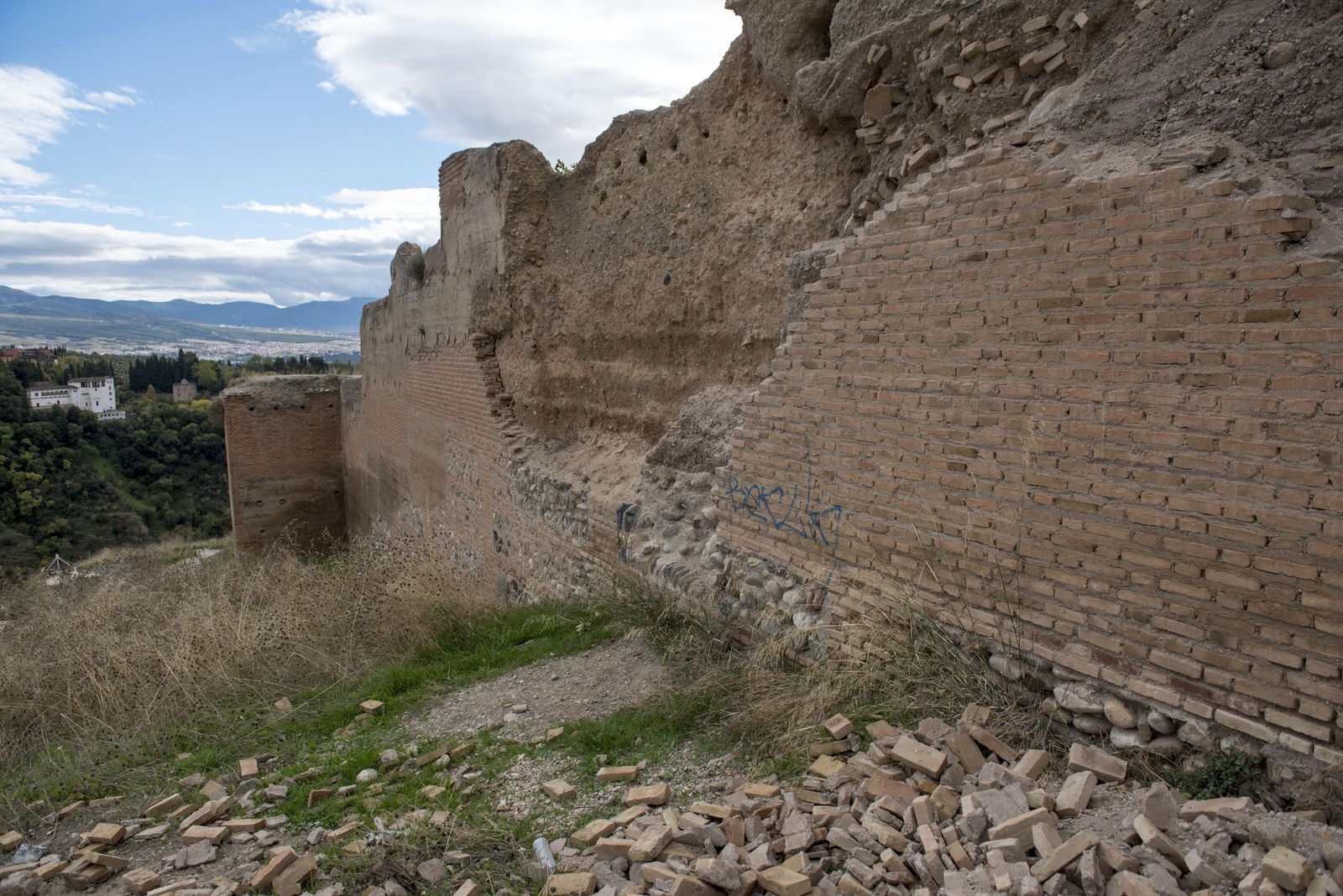 Parte deteriorada de la muralla nazarí