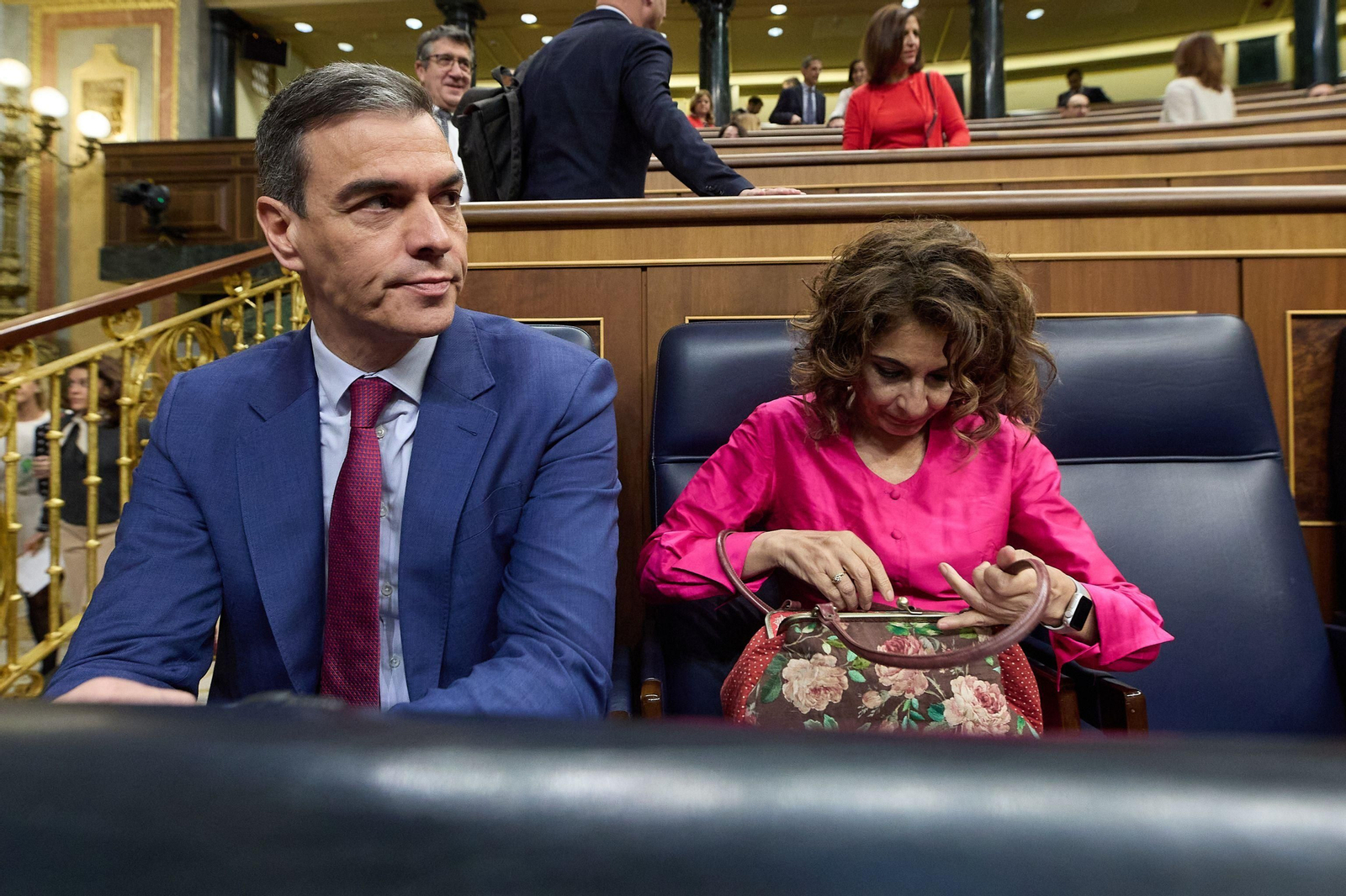 Pedro Sánchez junto a María Jesús Montero en sus escaños del Congreso.