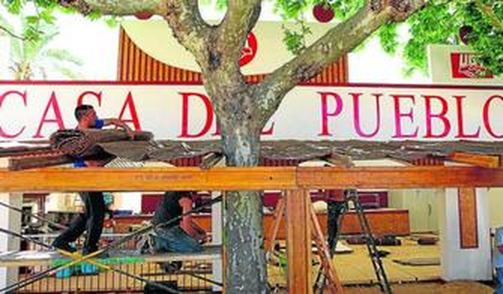 Tareas de montaje ayer en la caseta de la Unión General de Trabajadores.