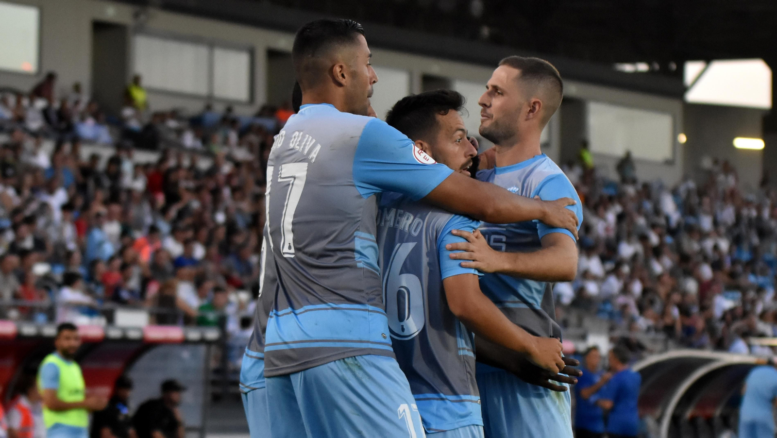 Gerard Oliva, Antonio Romero y Connor celebran el primer gol