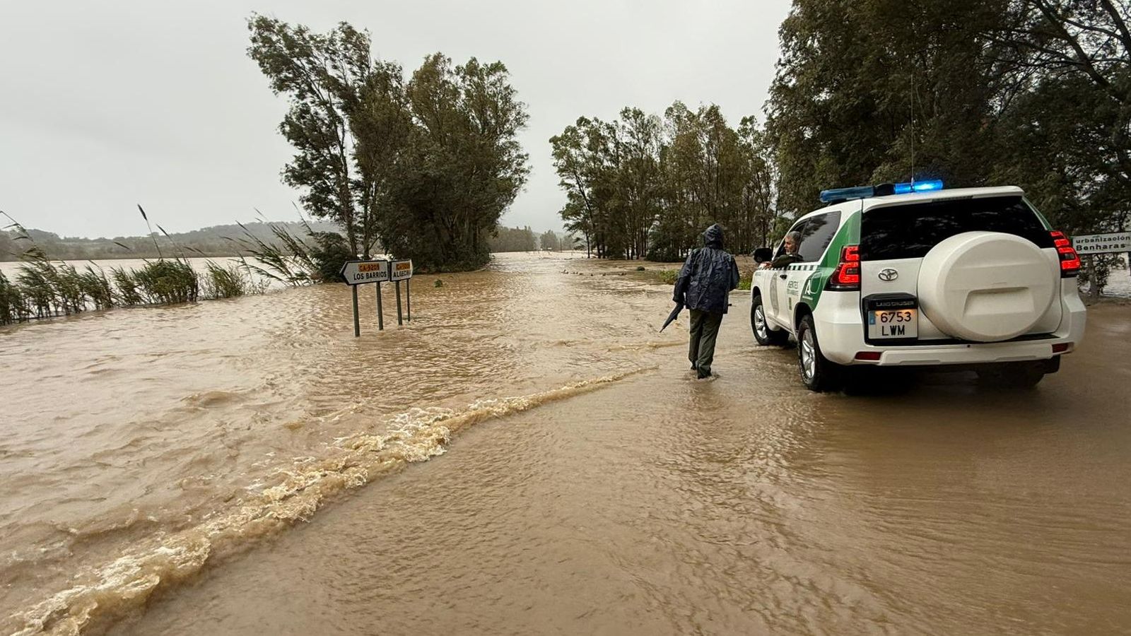 El río Palmones se desborda y obliga a cortar la carretera entre Algeciras y Los Barrios.