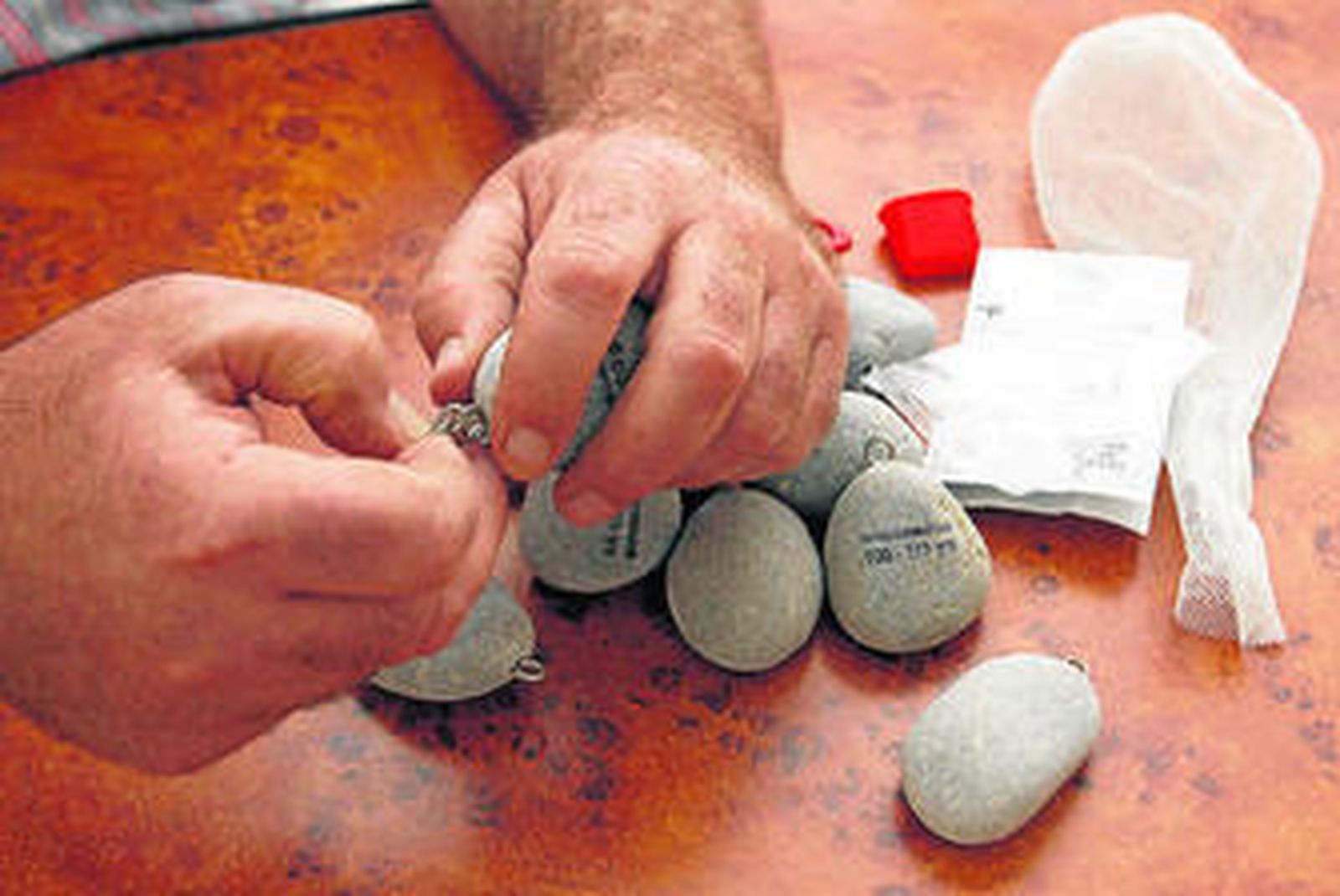 Detalle de las plomadas de piedra.
