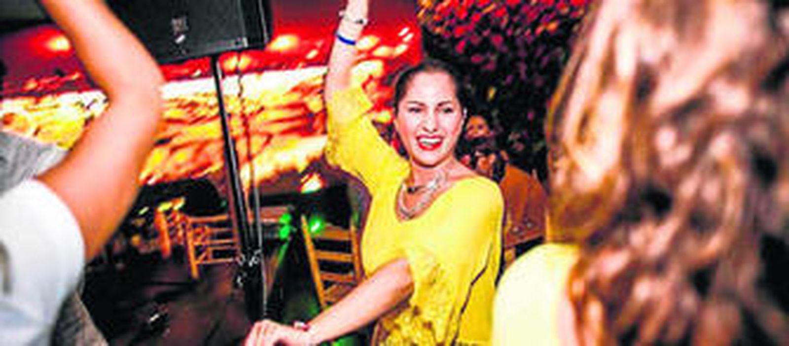 1. Una pista de baile hace posible que durante las actuaciones los espontáneos se animen a bailar sevillanas. 2. El concepto de este espacio busca crear el mismo ambiente que el de una caseta de Feria. 3. Las actuaciones se acompañan de bebidas.