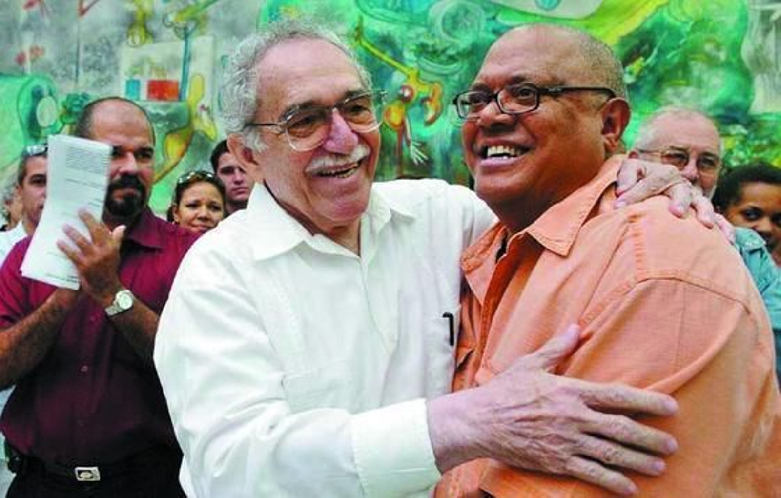 Con el músico cubano Pablo Milanés en La Habana, en 2004. / EFE