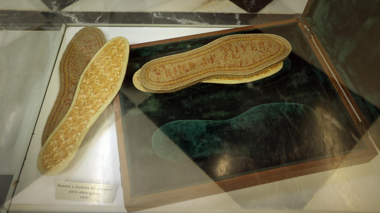 Imágenes de objetos personales de Miguel Primo de Rivera en el Museo Arqueológico de Jerez