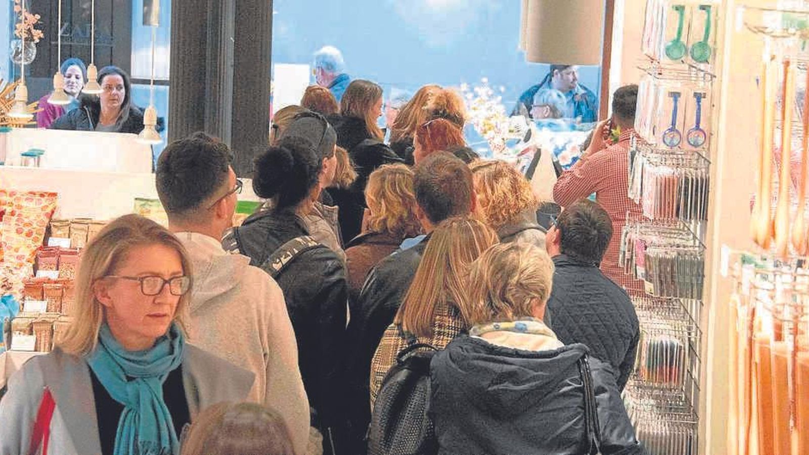 Colas en la inauguración.