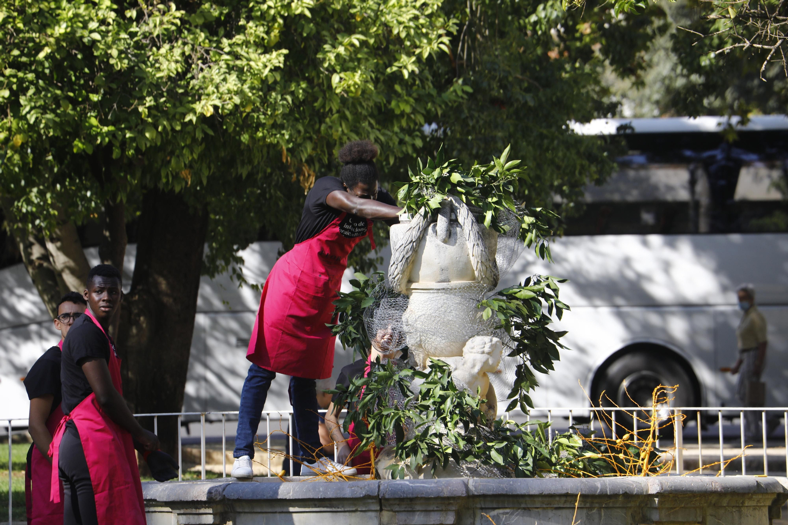 La Guerrilla de flores de Flora inunda el Paseo de la Victoria, en imágenes