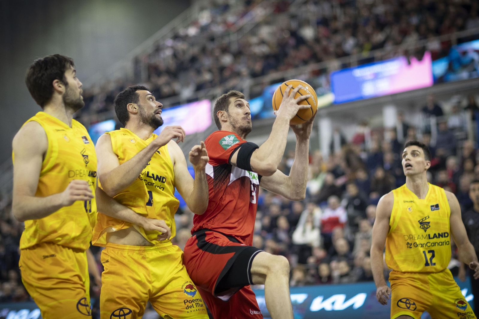 Rubén Guerrero busca el aro ante tres jugadores del Gran Canaria.