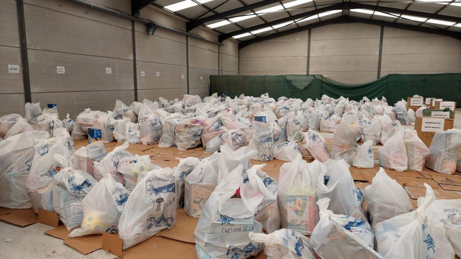 Packs preparados para su distribución entre los niños que participan en esta iniciativa.