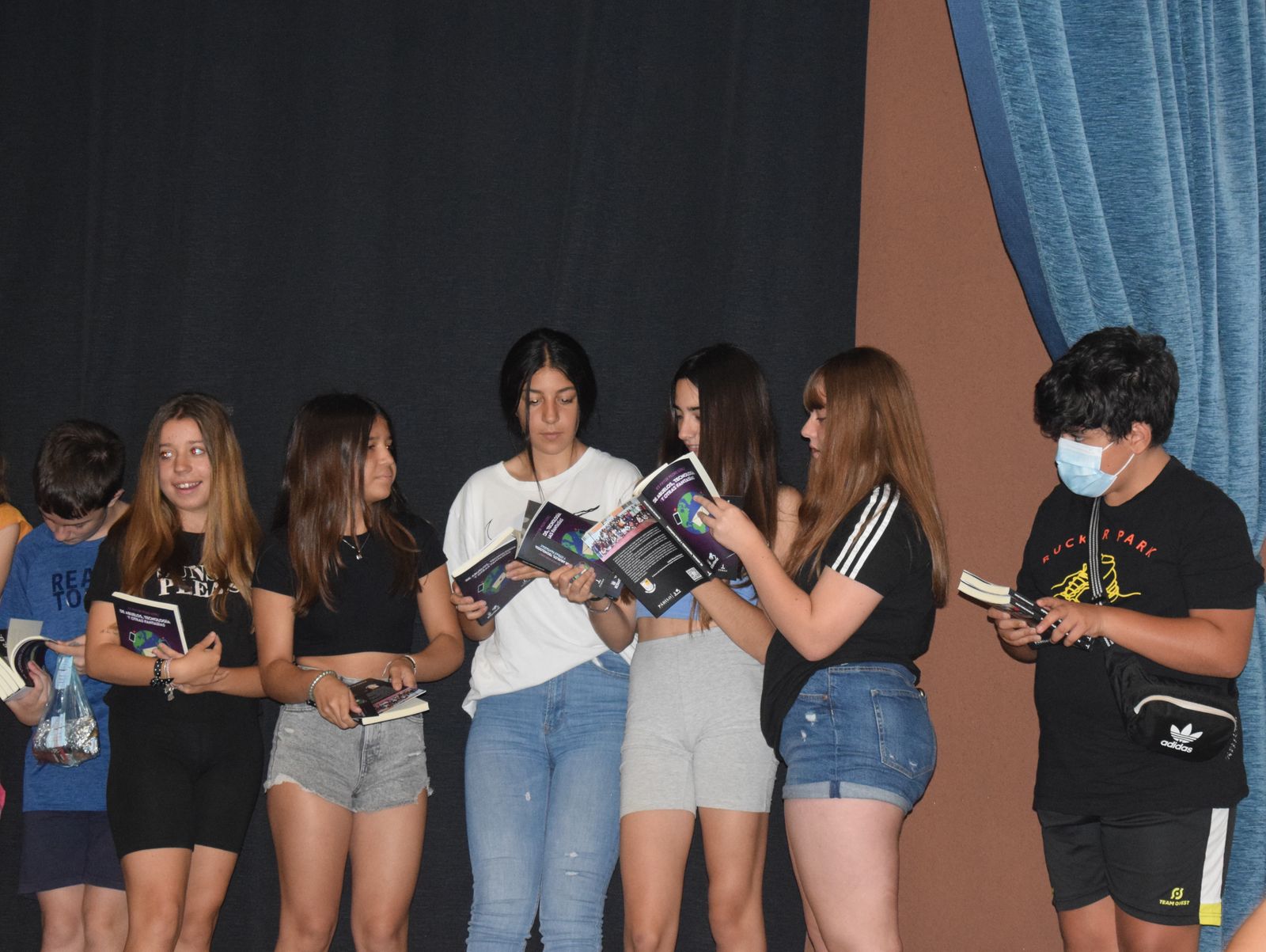 Alumnos del instituto con el libro.