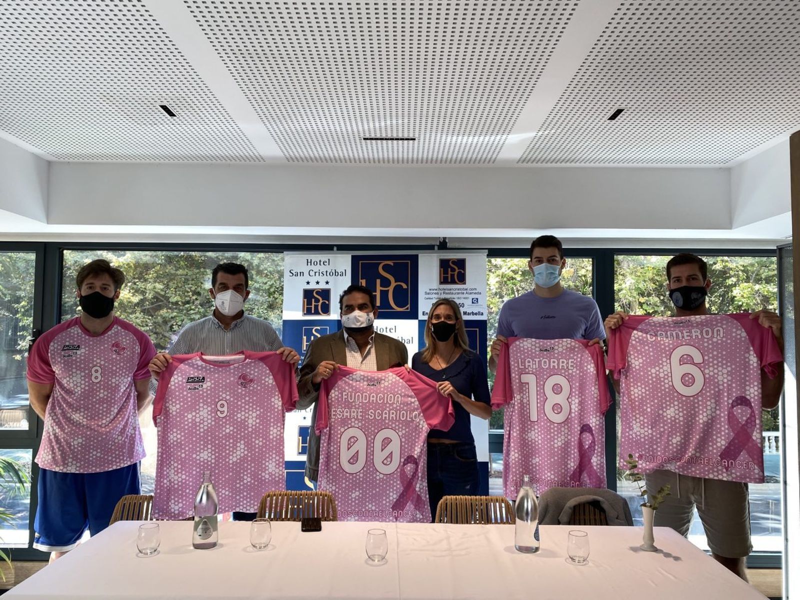 Acto de presentación de los cubres solidarios con varios jugadores del CB Marbella.