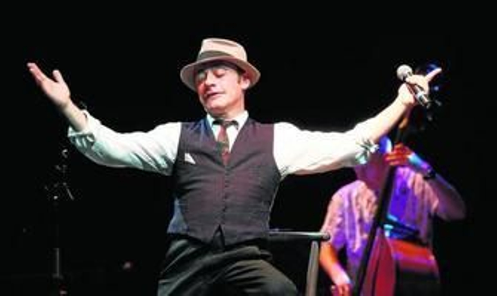 Toni Zenet en su actuación dentro de la segunda noche del Foro Iberoamericano.