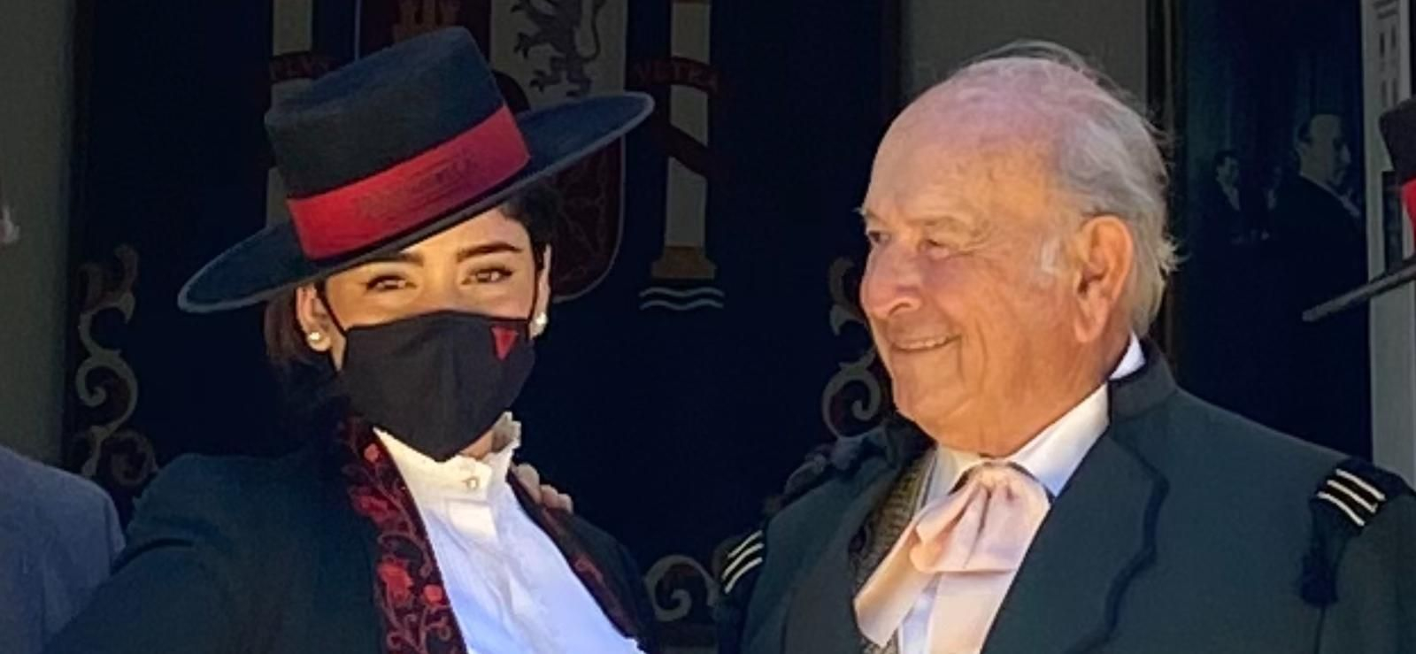 Álvaro Domecq, con la azafata Anabel Rubiales, de Venenciadores SL.