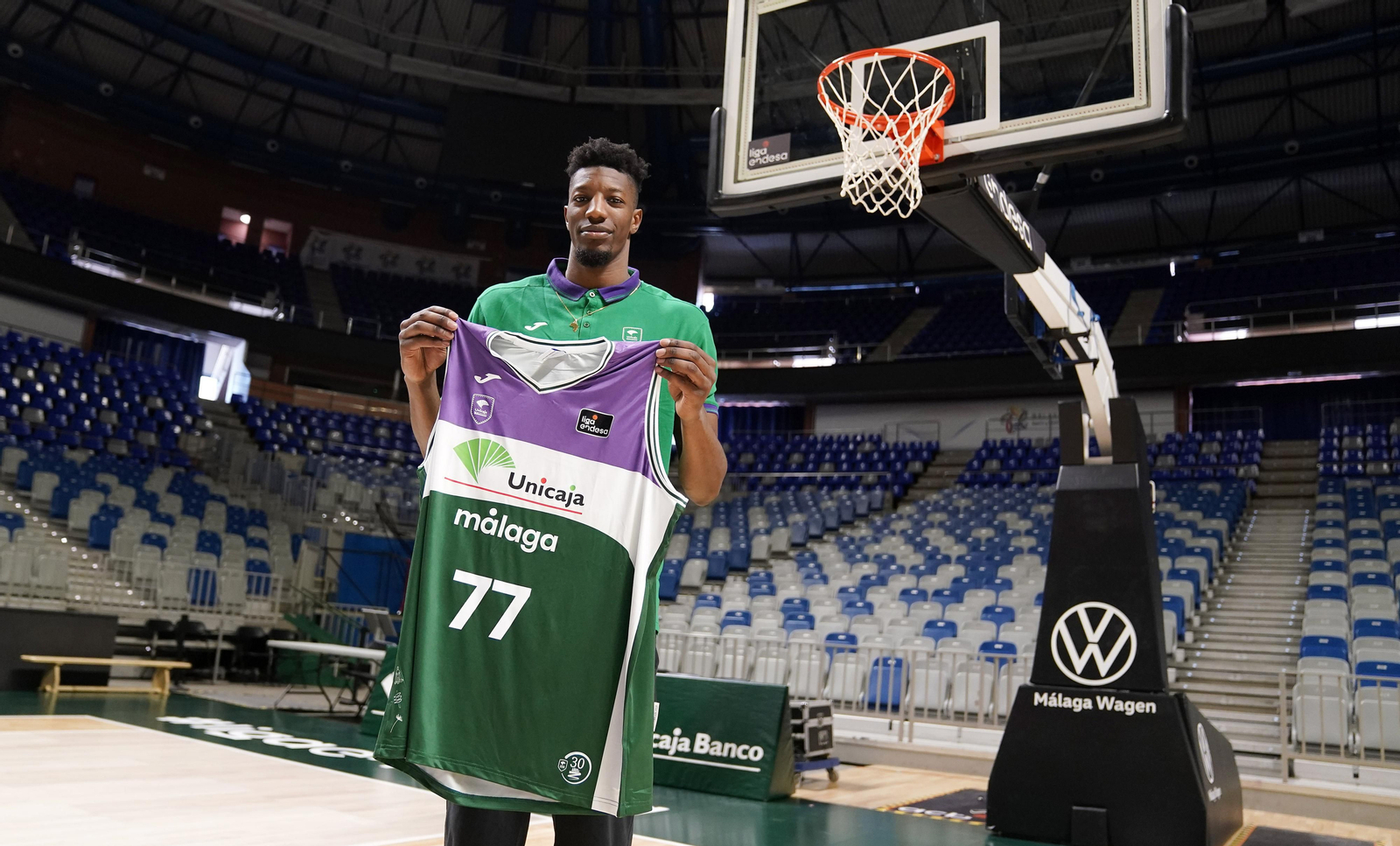 Yankuba Sima posa con la camiseta del Unicaja.