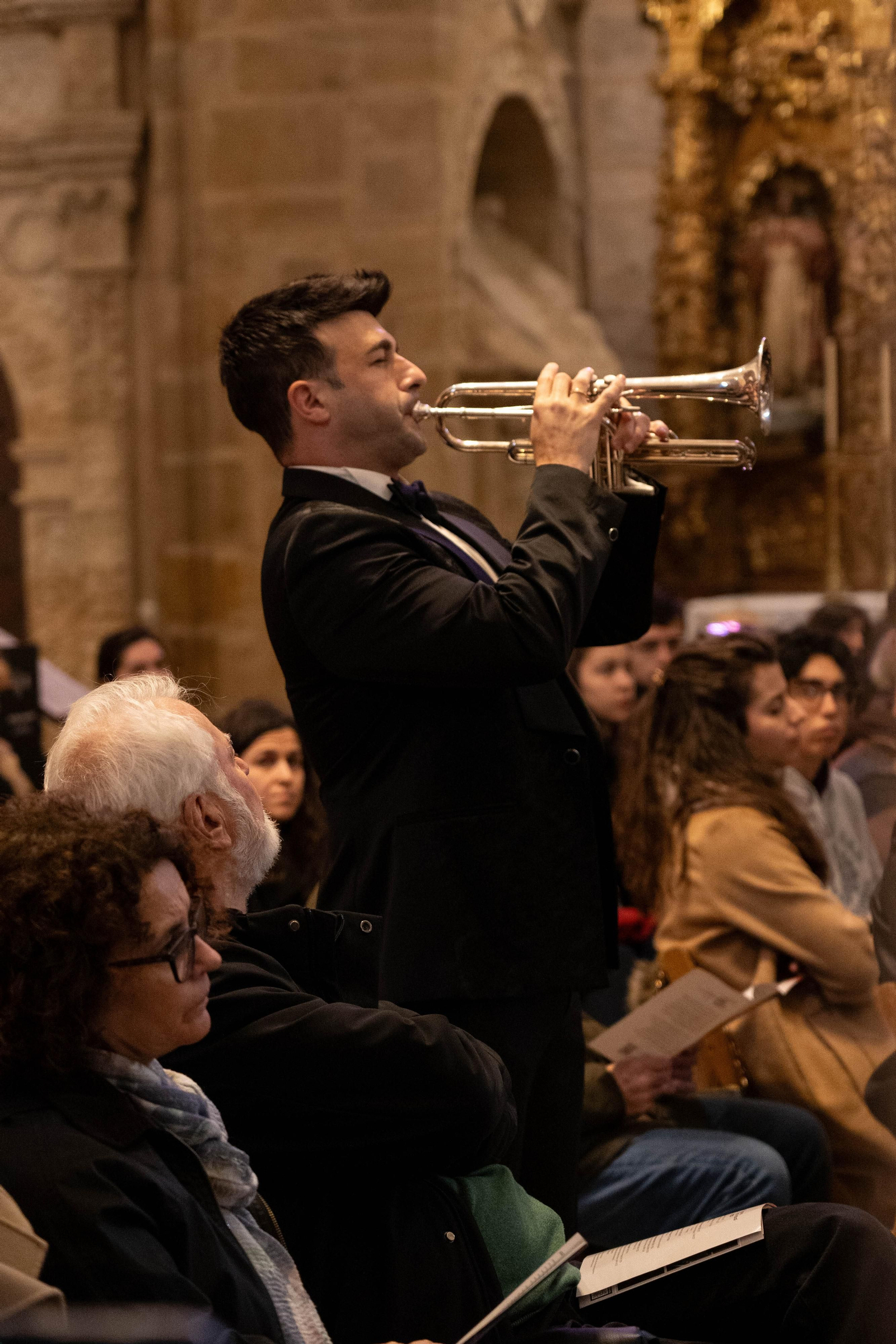 Manuel Blanco en la nave central de Santa María