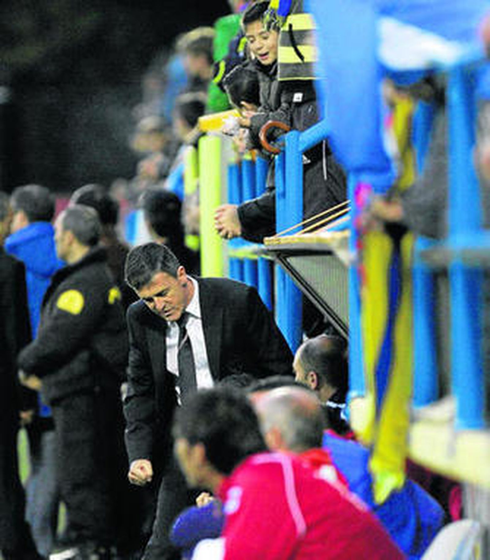 Lucas Alcaraz, con el puño cerrado y gesto de rabia tras el penalti en contra.