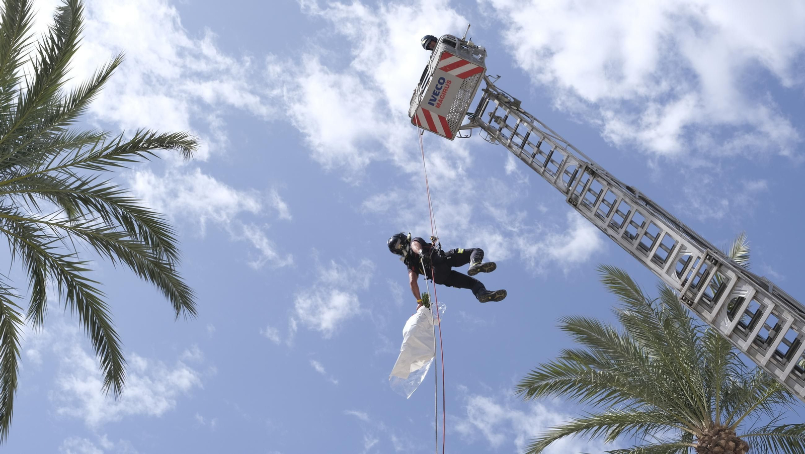 Ofrenda floral a la Virgen del Mar en la Feria de Almería 2024, en imágenes