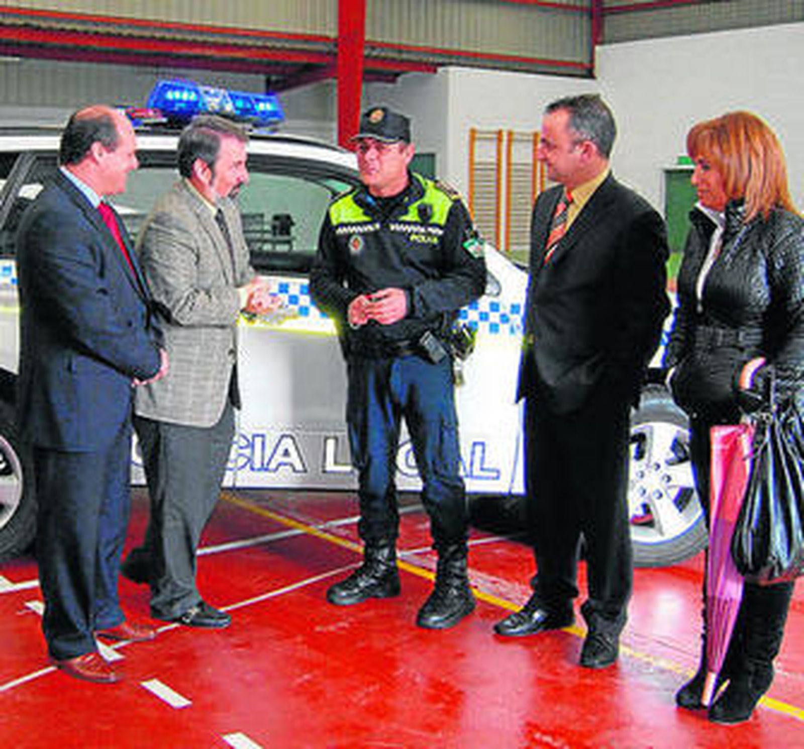 Almagro entrega las llaves del nuevo vehículo policial.
