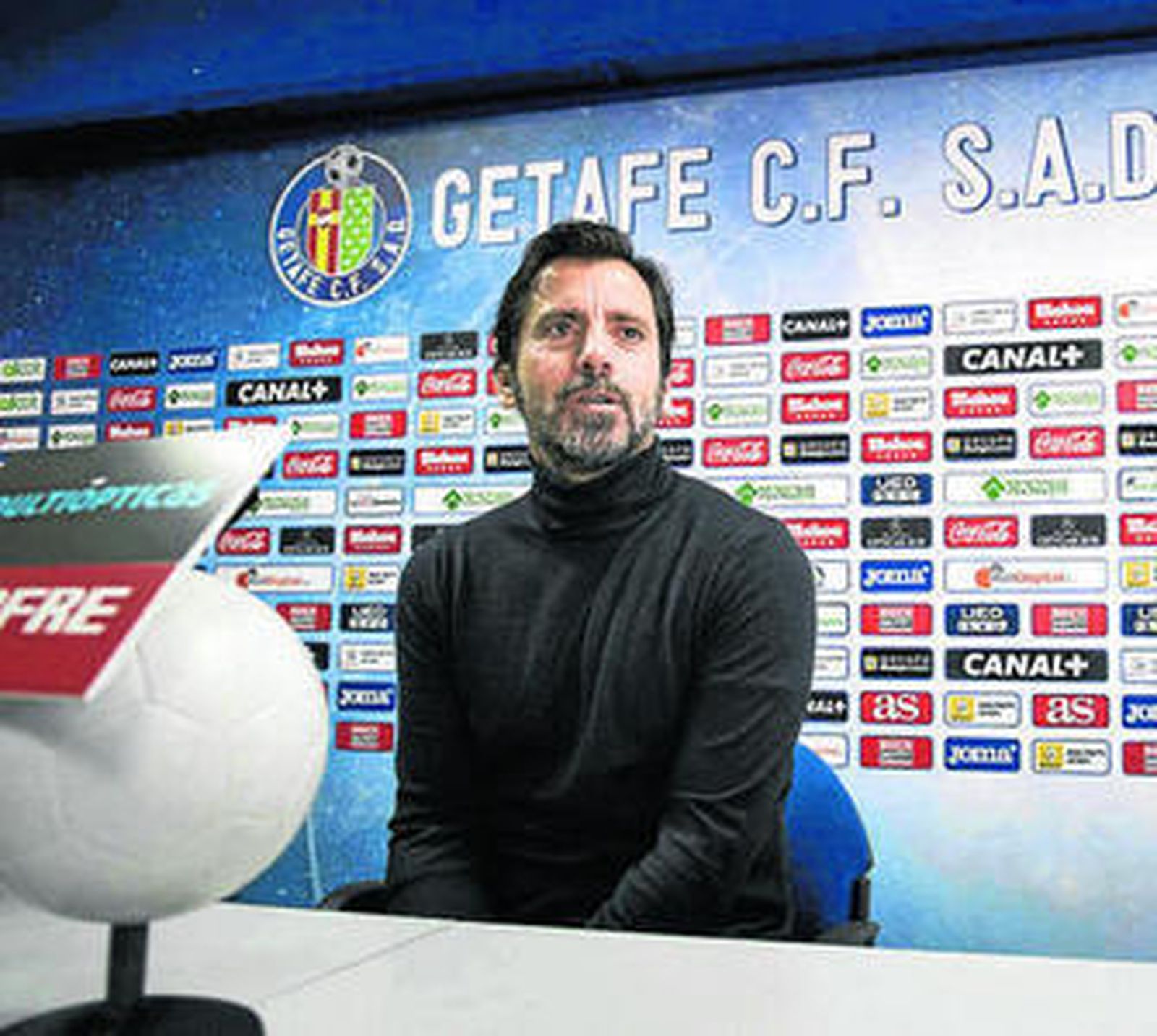 Quique Flores, sonriente hace nada en su presentación.