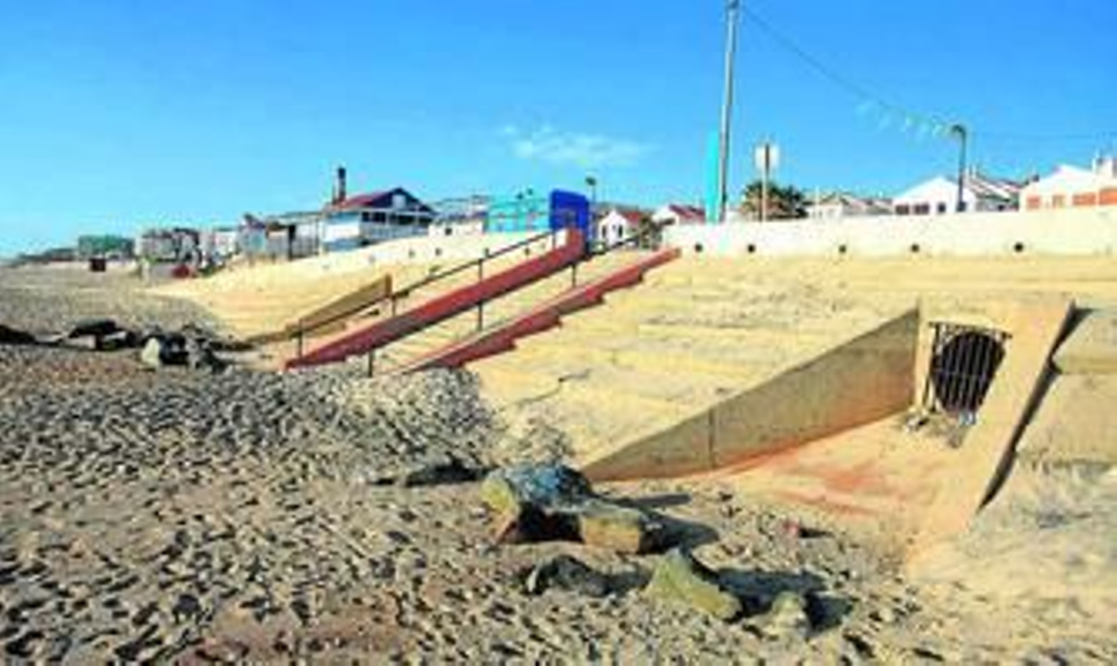 Salida hacia la playa de Matalascañas del alcantarillado donde se produjeron los vertidos, ubicados junto a la EDAR.