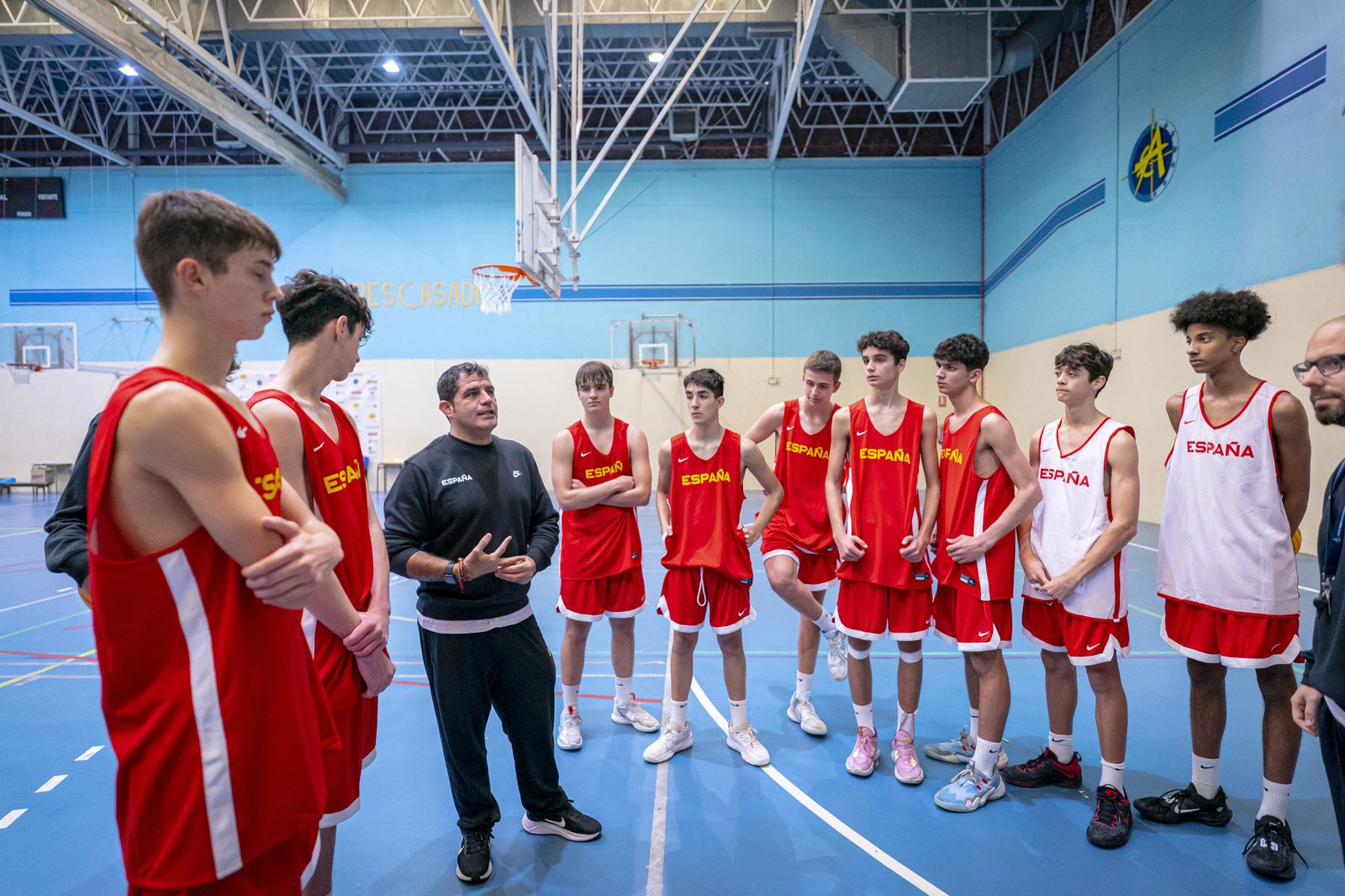 El técnico almeriense citó a 18 jugadores nacidos en 2008