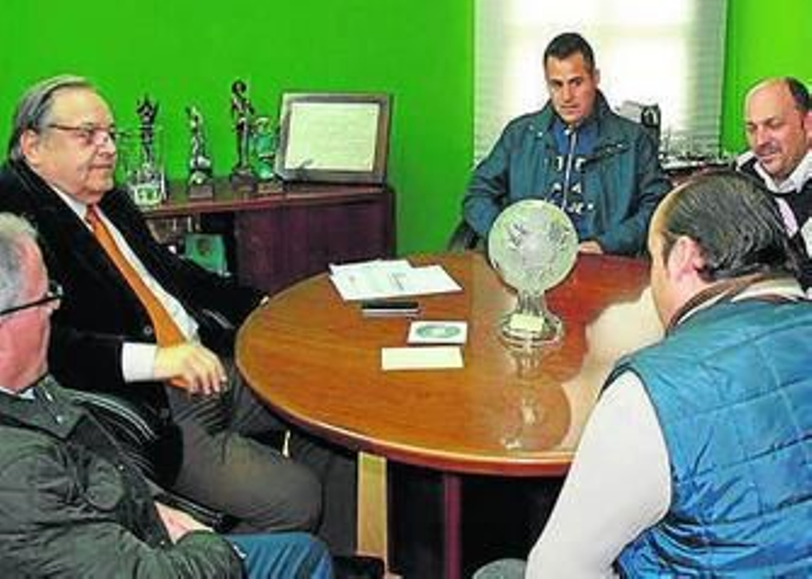 El presidente de la Andaluza, junto a varios entrenadores, entre ellos Quique Caballero.