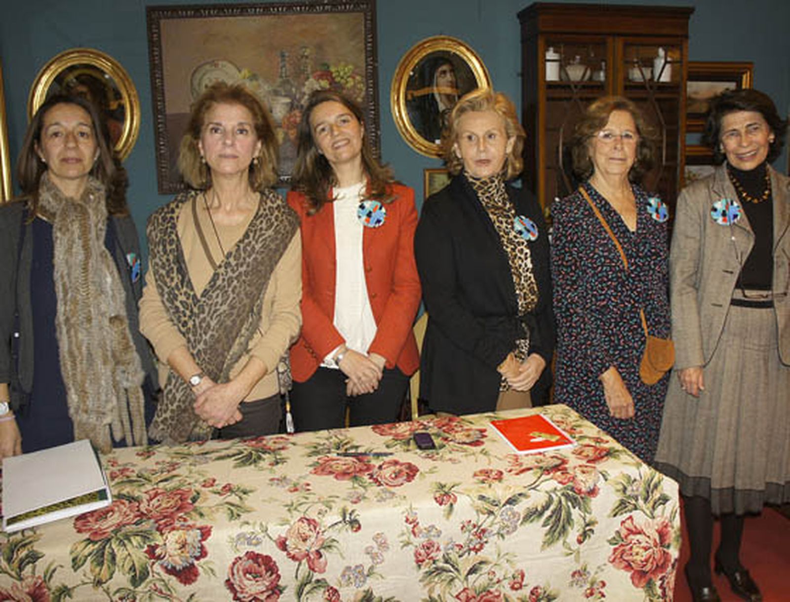 Charo Lora, Isabel de León, marquesa de Méritos, presidenta de la Real Academia de Bellas Artes Santa Isabel de Hungría; María Jesús Lora, Sita Vázquez, María Afán de Rivera e Inés Loring, en el puesto Santas Justa y Rufina.

Foto: Victoria Ramírez