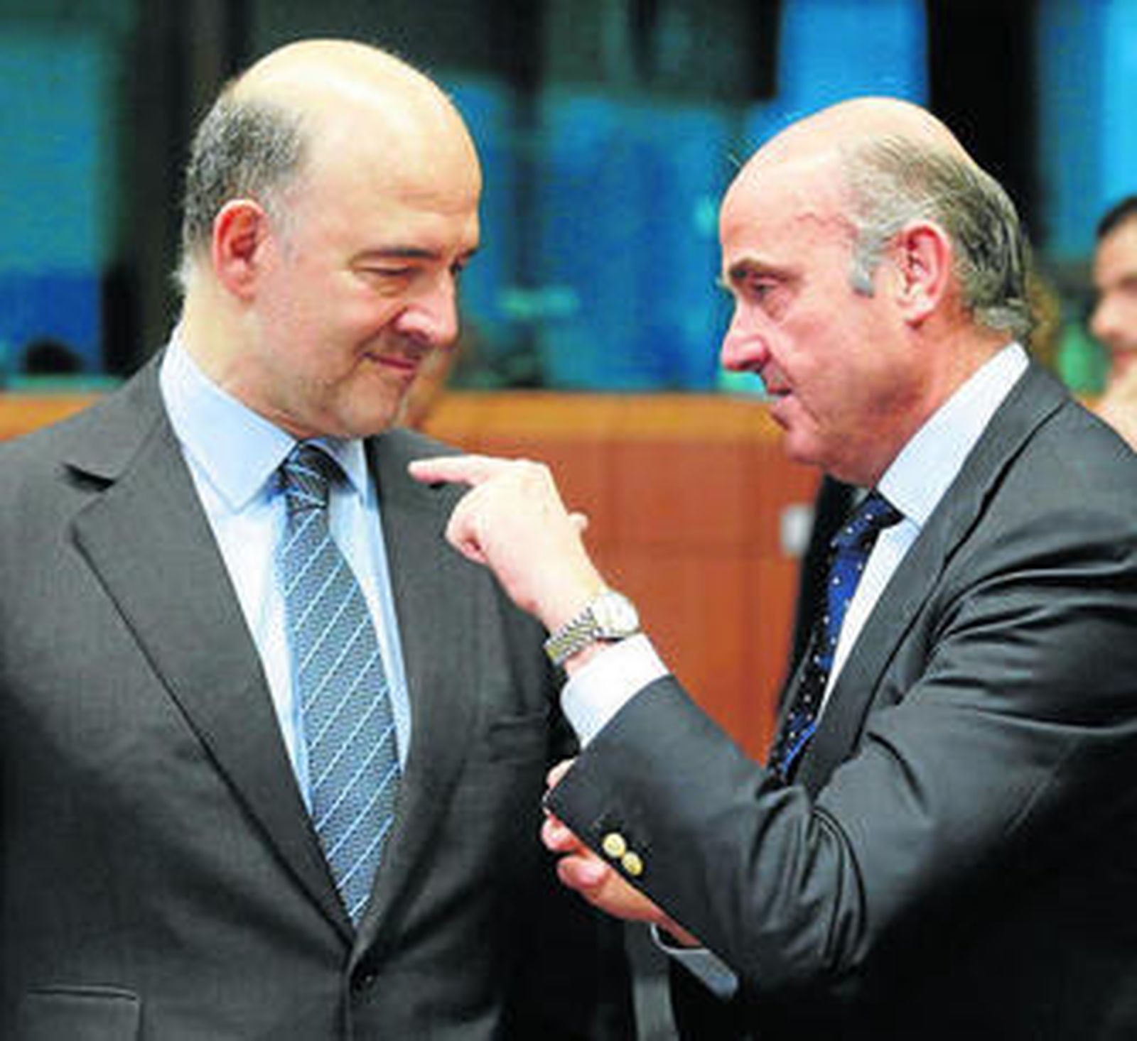 Pierre Moscovici y Luis de Guindos, en mayo en una reunión del Eurogrupo, en Bruselas.