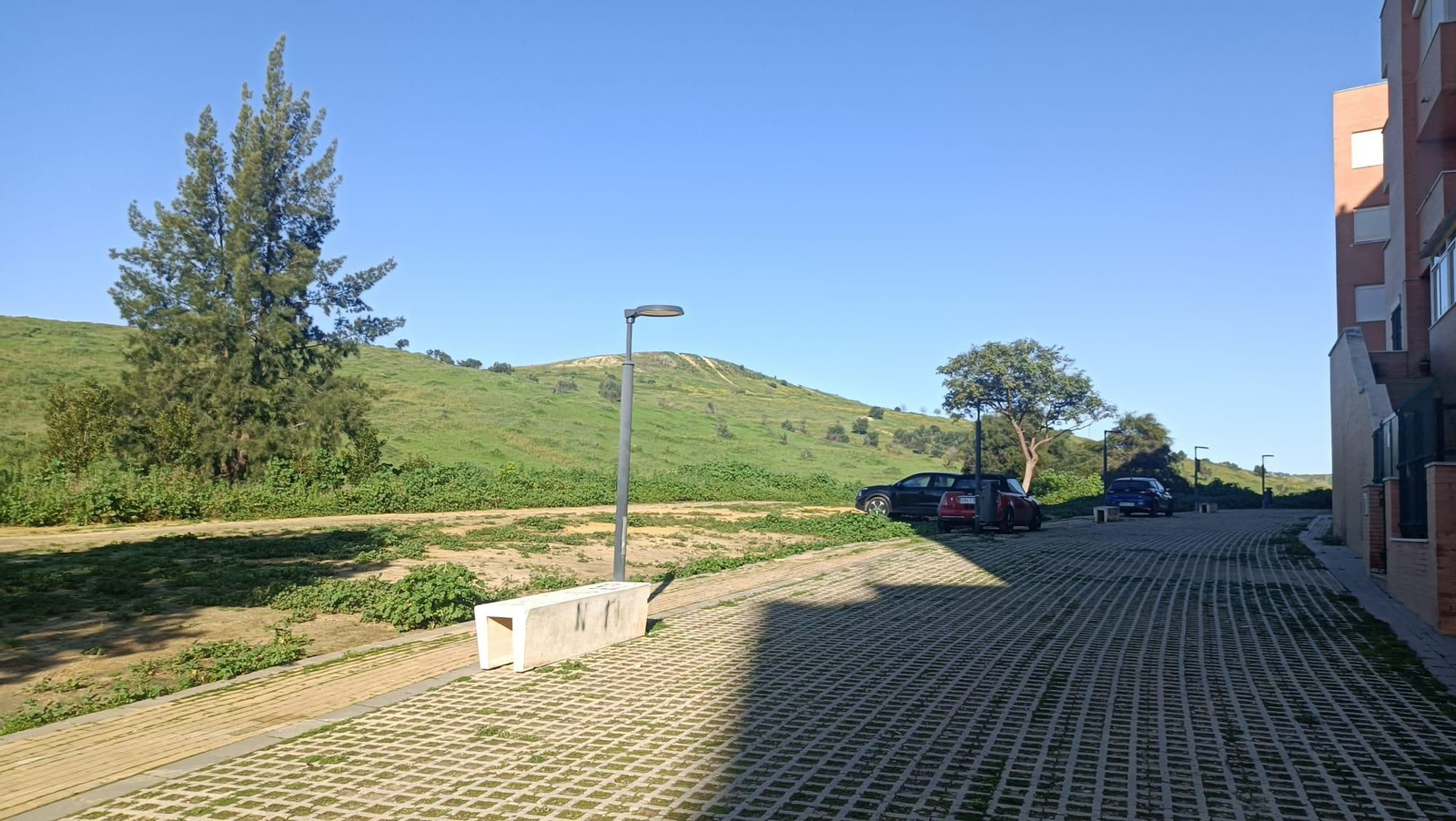 Al principio la calle está adoquinada.