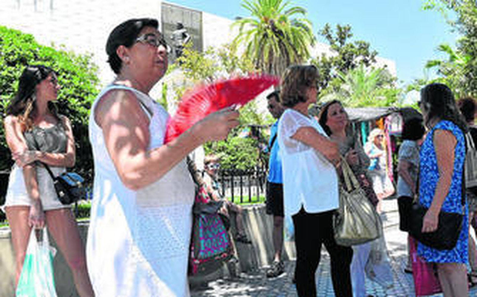 El abanico se ha convertido en un elemento imprescindible para salir a la calle.
