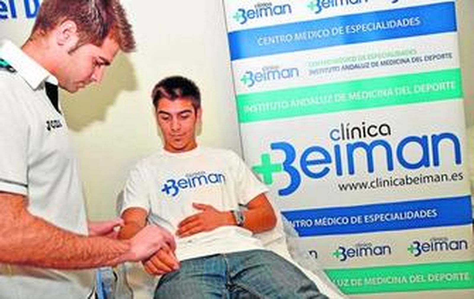 Alberto Moncayo, piloto gaditano del Aspar Team, atendido por los fisioterapeutas de la Clínica Beiman.