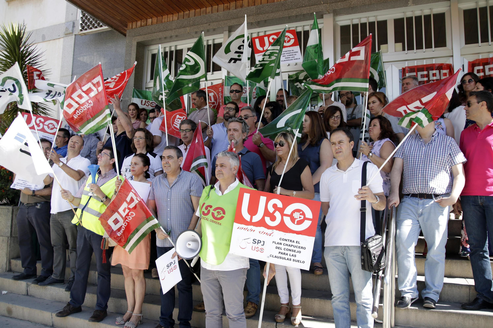 Concentración de los sindicatos ayer en la Audiencia.