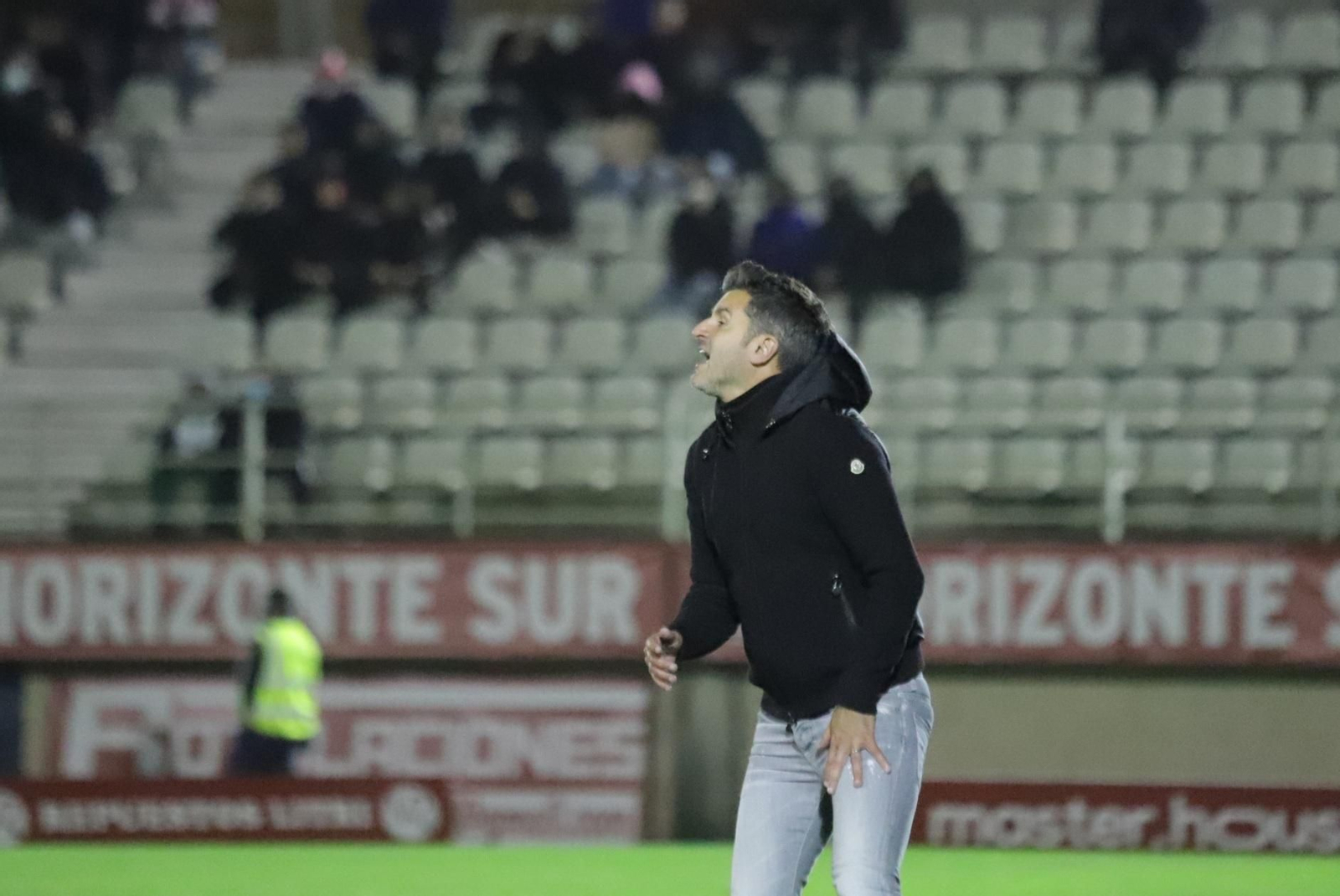 Iván Ania, durante el partido ante el Cornellà.