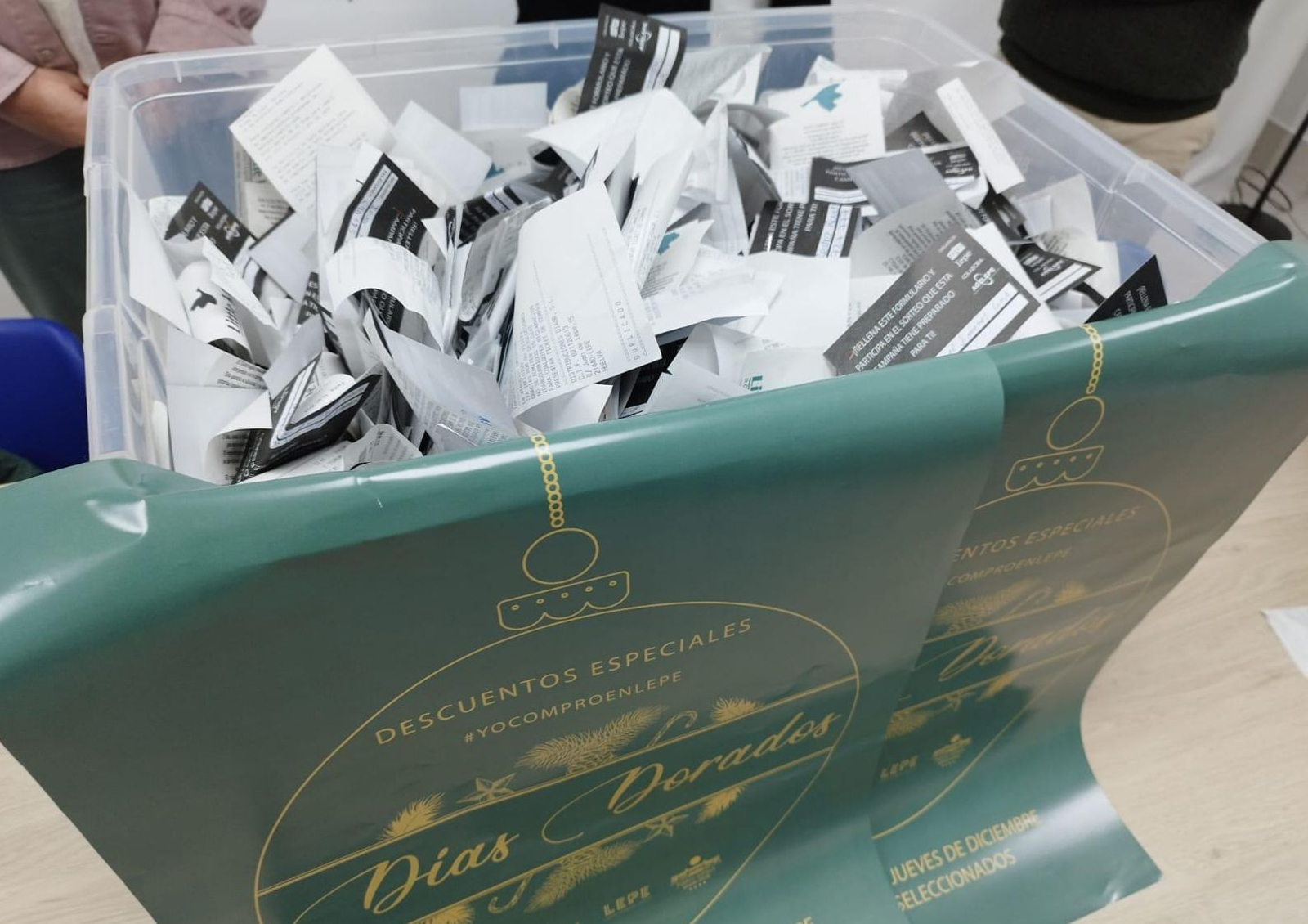 Caja con todas las participaciones en el sorteo.