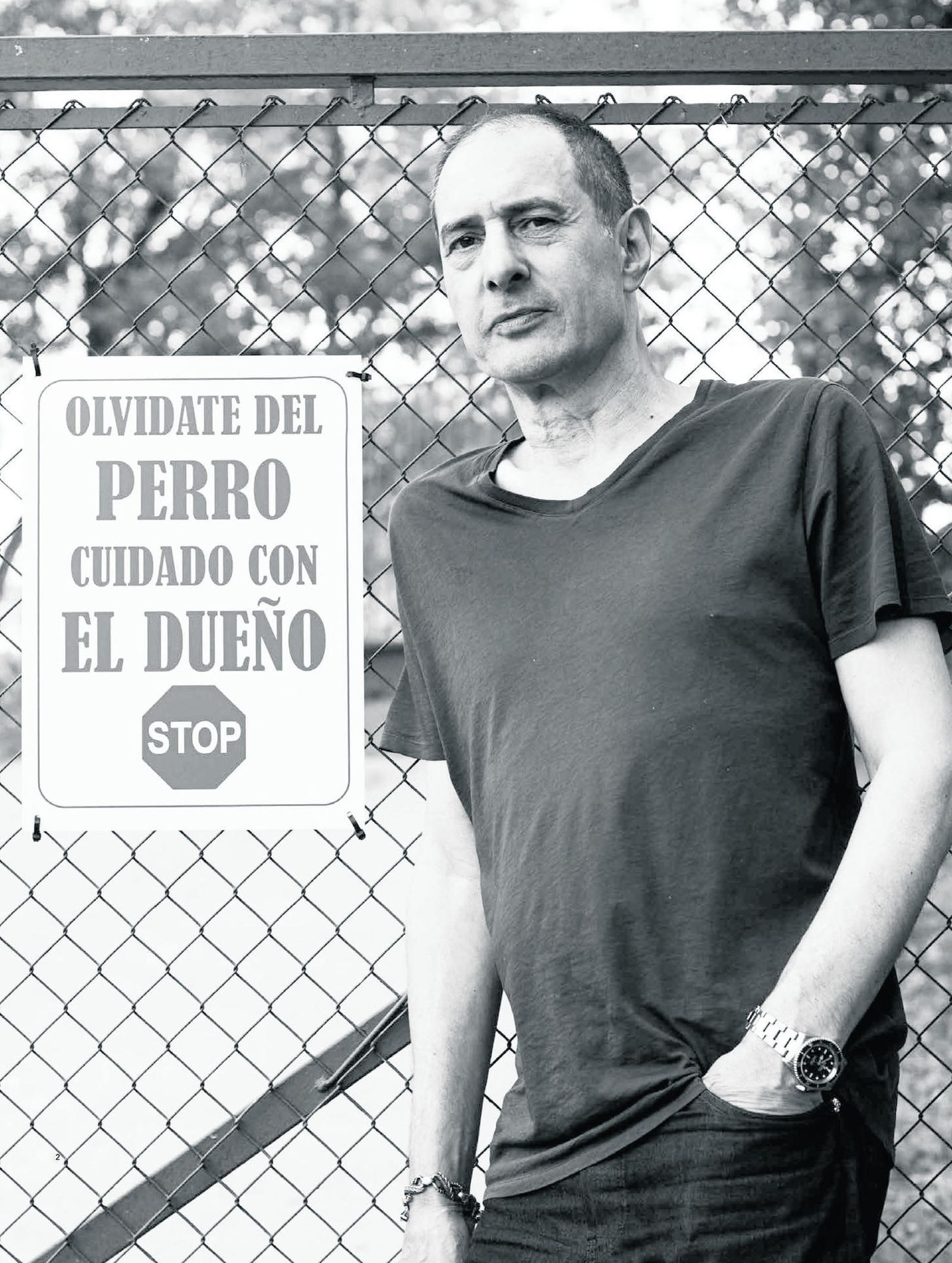 En la página de la izquierda y sobre estas líneas, Gay Mercader en el presente y en una imagen de juventud, ambas recogidas en 'Tour Posters 1971/2017'; abajo, algunos de los más de 500 carteles seleccionados para el libro.