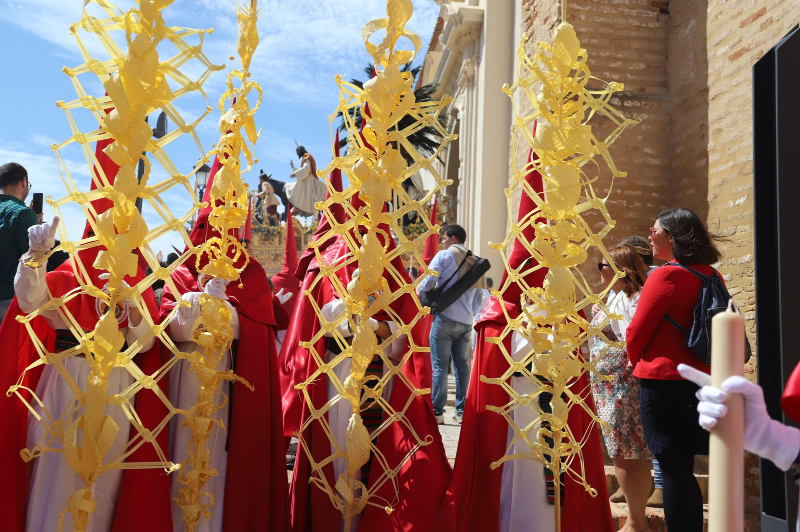 Imágenes del recorrido de la Borriquita  por las calles de Huelva