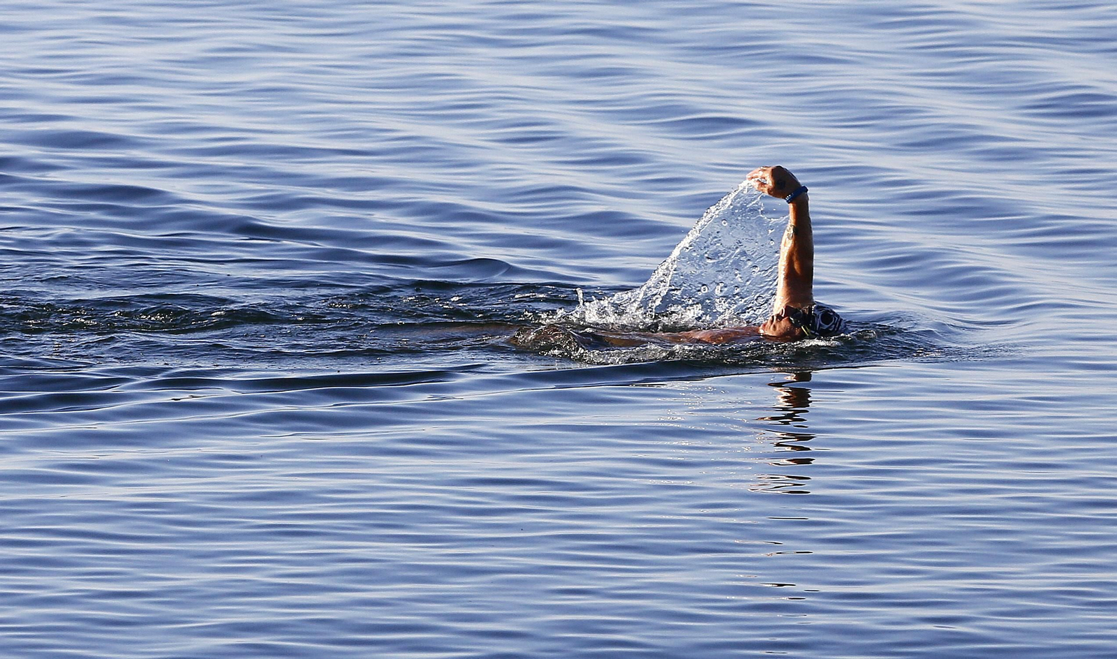 Runners y ciclistas salen al atardecer, en fotos