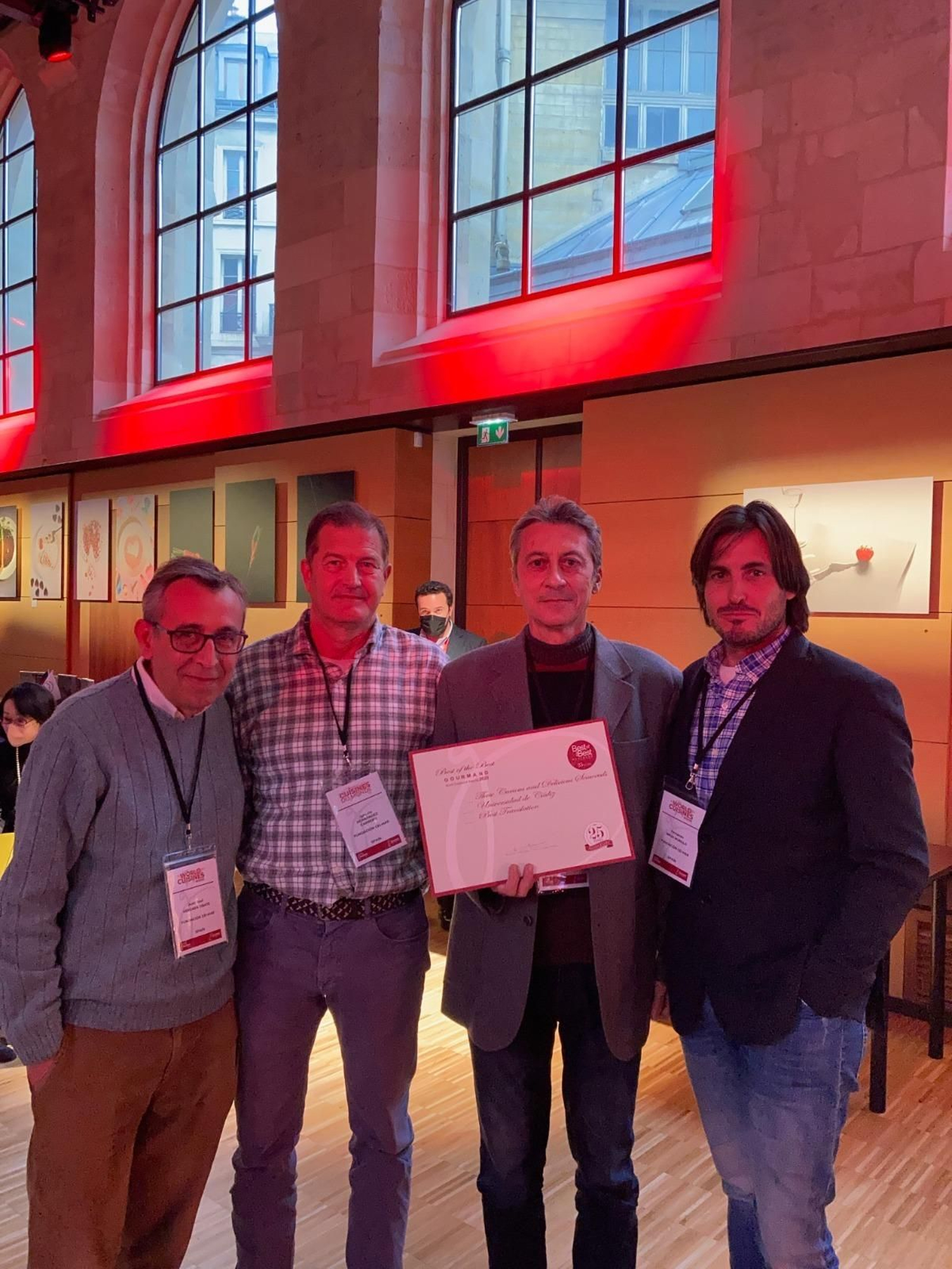 Los autores de la obra con el galardón.