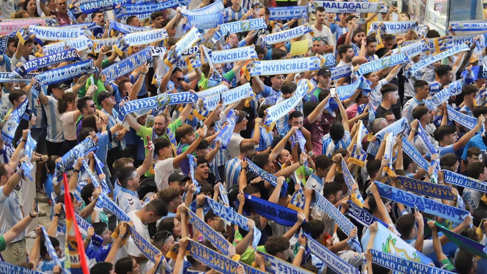 Las fotos de la afición despidiendo al Málaga en el aeropuerto antes de ir a Tarragona