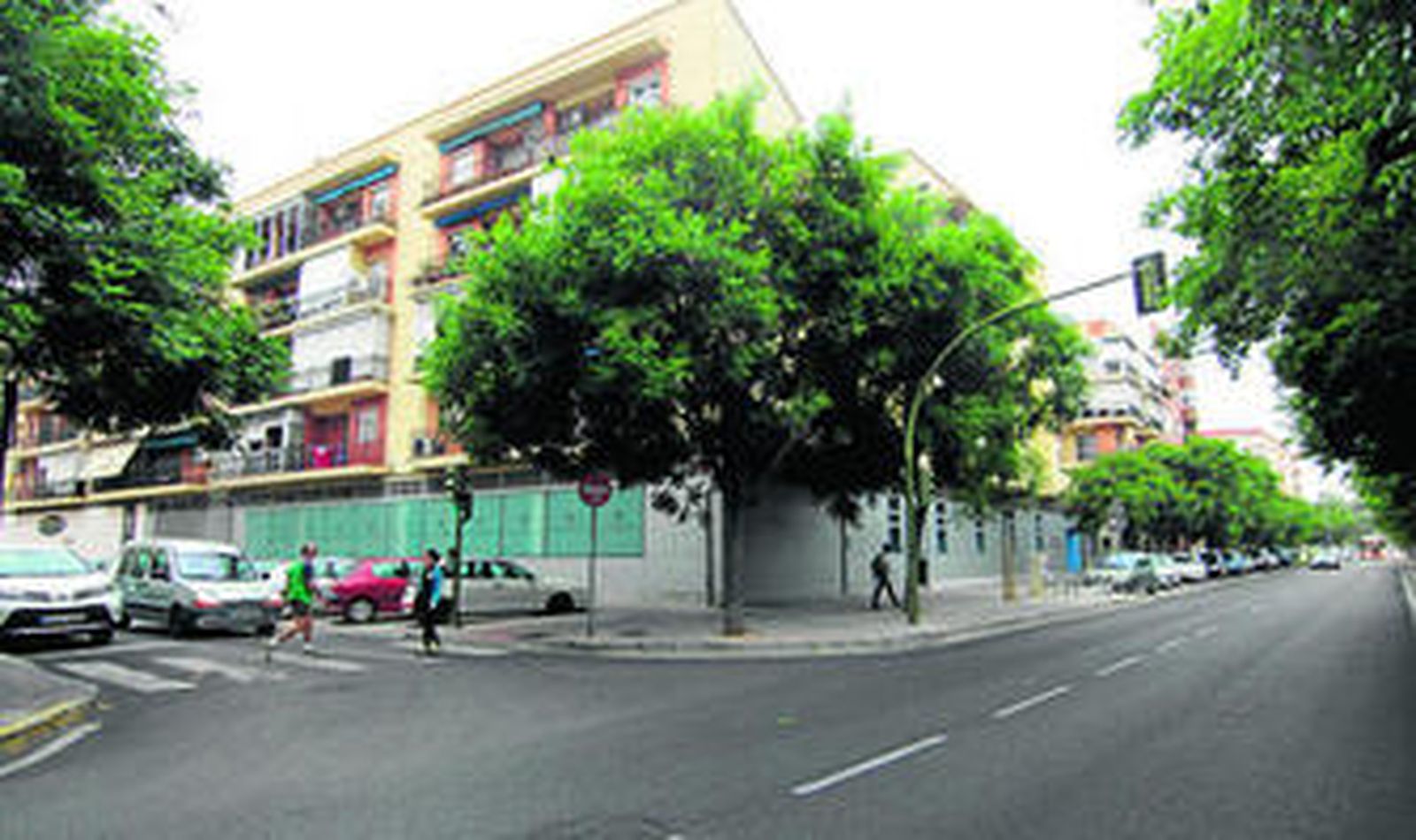 El antiguo aulario de la Junta de Andalucia en la calle Juan Antonio Cavestany, esquina con Júpiter.