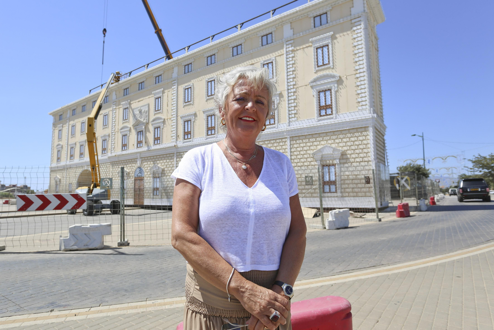 La edil Teresa Porras, ante la portada del Real de la Feria, mientras se ultiman los preparativos en el recinto del Cortijo de Torres.