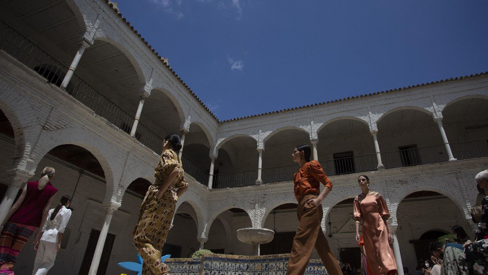 Una imagen del desfile final organizado por la escuela Sevilla de Moda y CaixaBank.